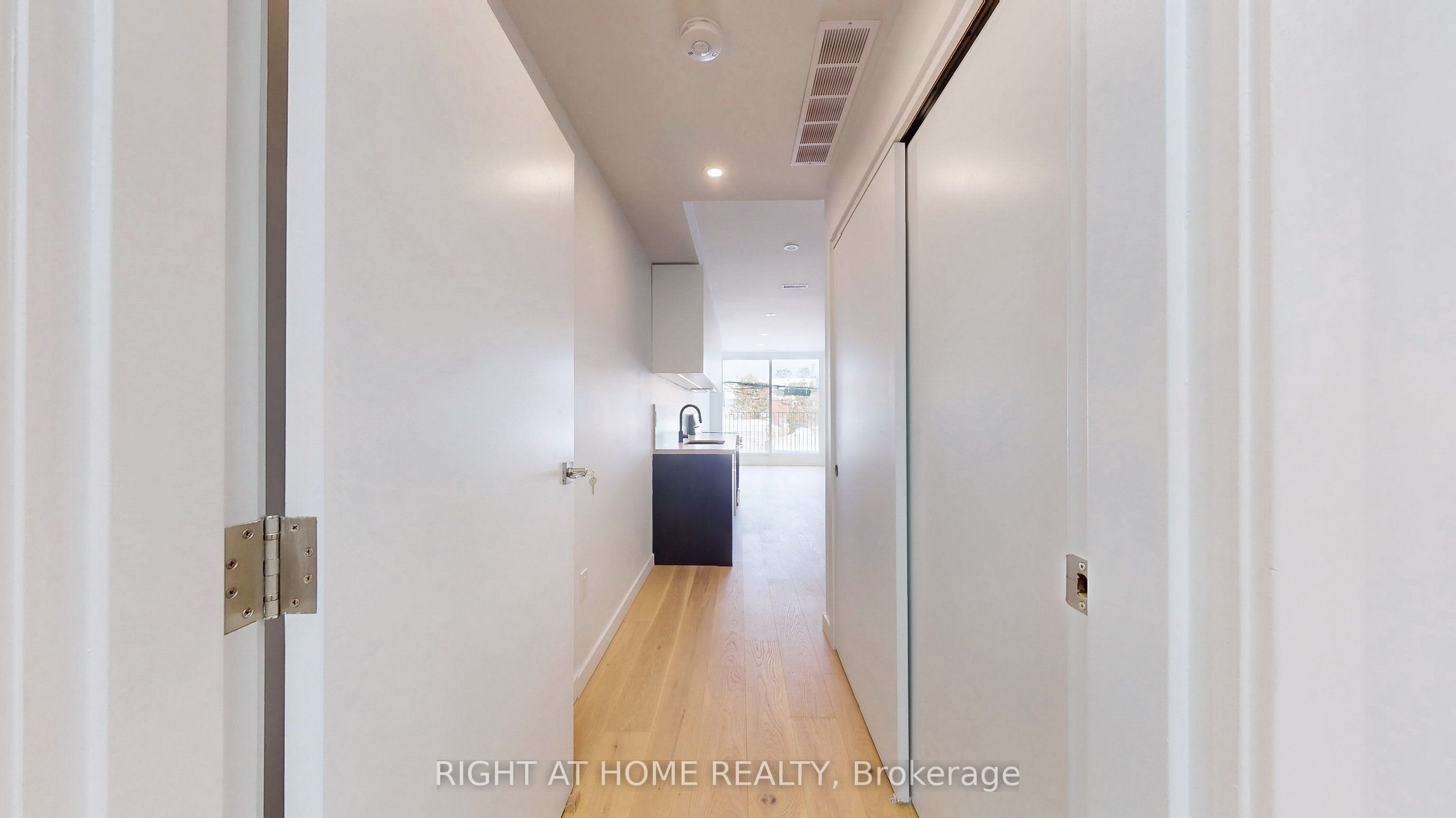 3122 Dundas Street W Unit 3, Toronto, ON M6P 2A1 photo 2