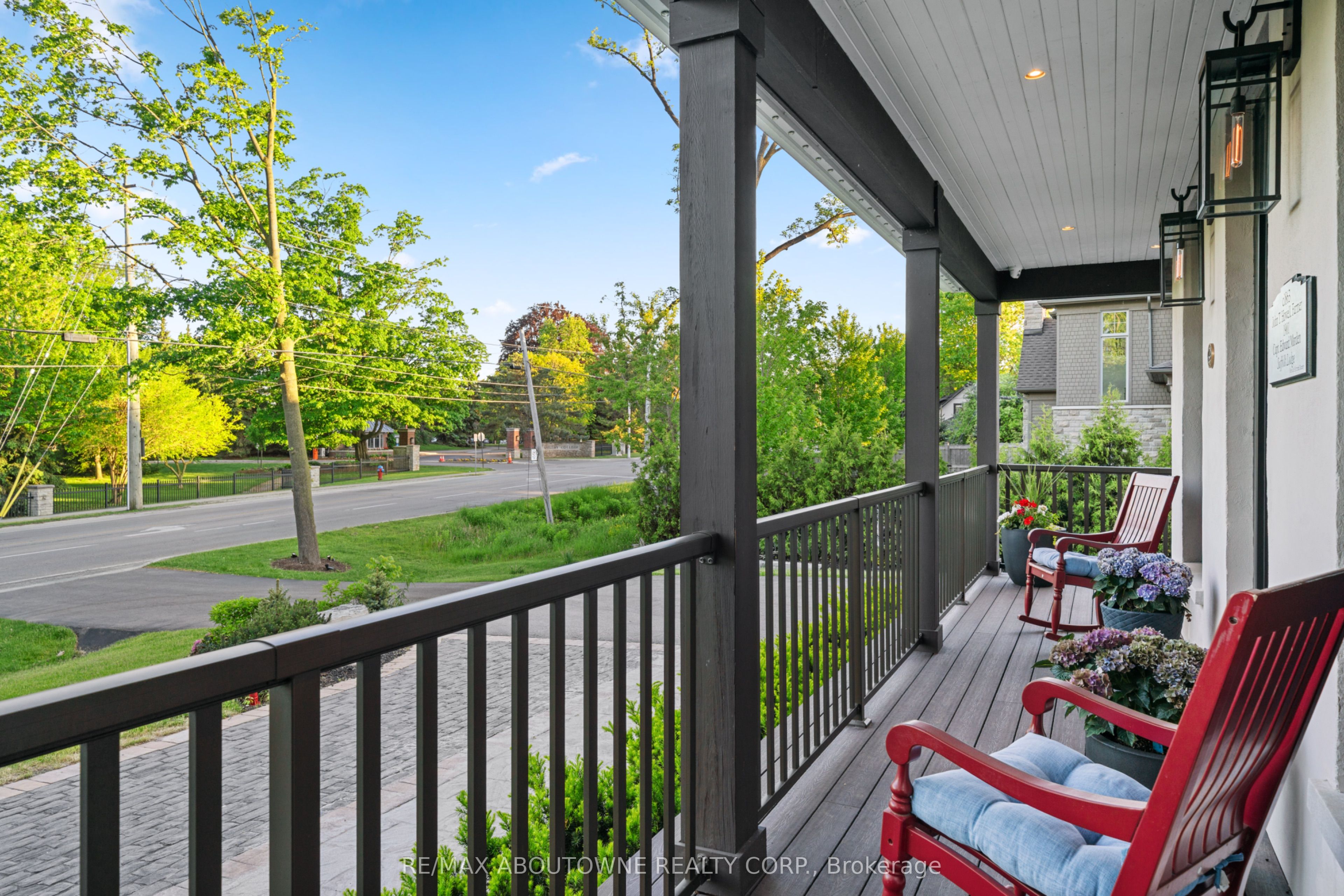 489 Lakeshore Road W, Oakville, ON L6K 1G4 photo 2
