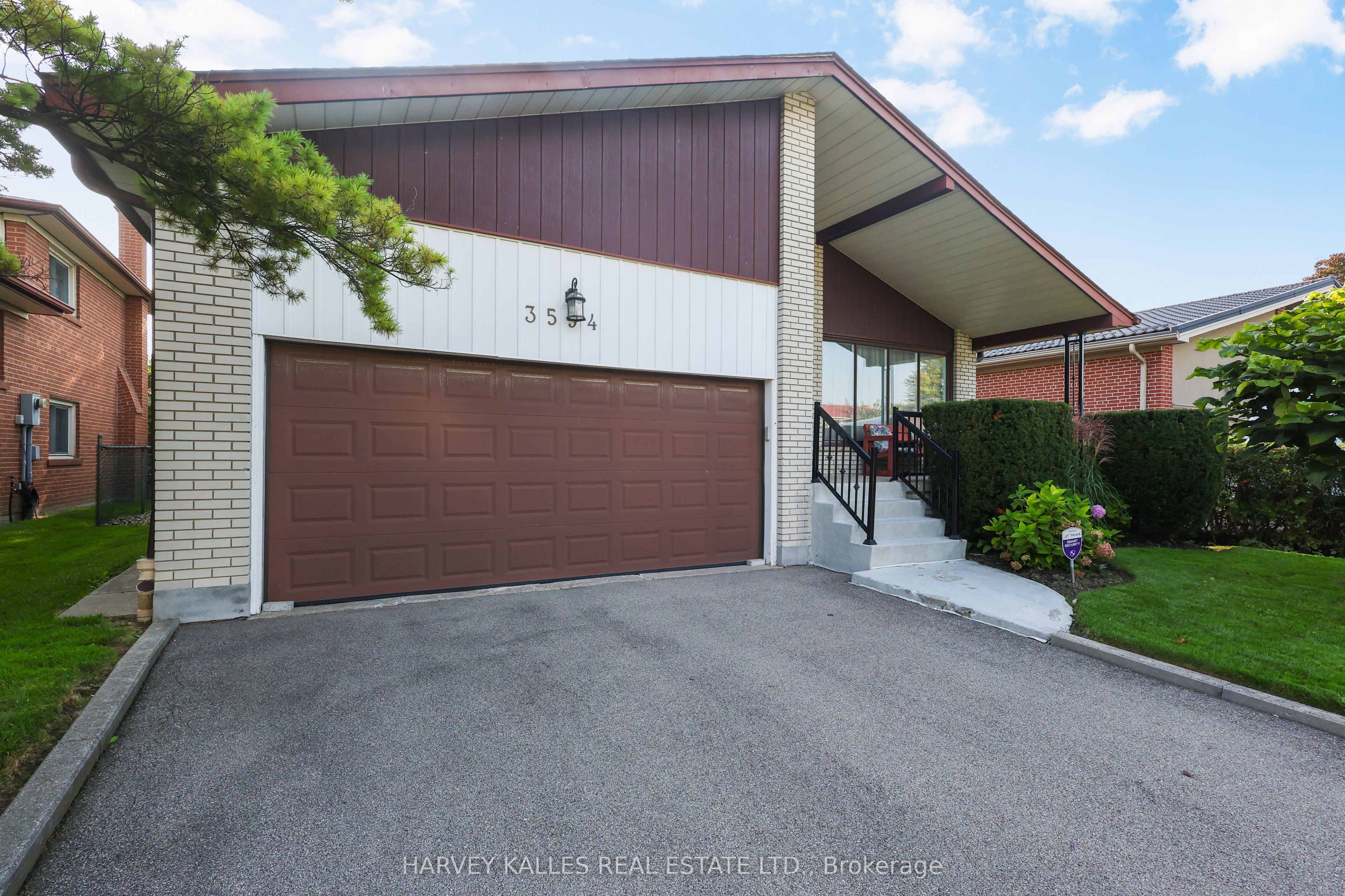 3594 Autumn Harvest Drive, Mississauga, ON L4Y 3S1 photo 2