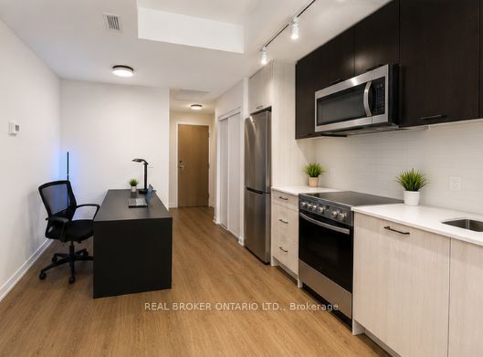 2300 St Claire Avenue W 312, Toronto, ON M6N 0B3 photo 2