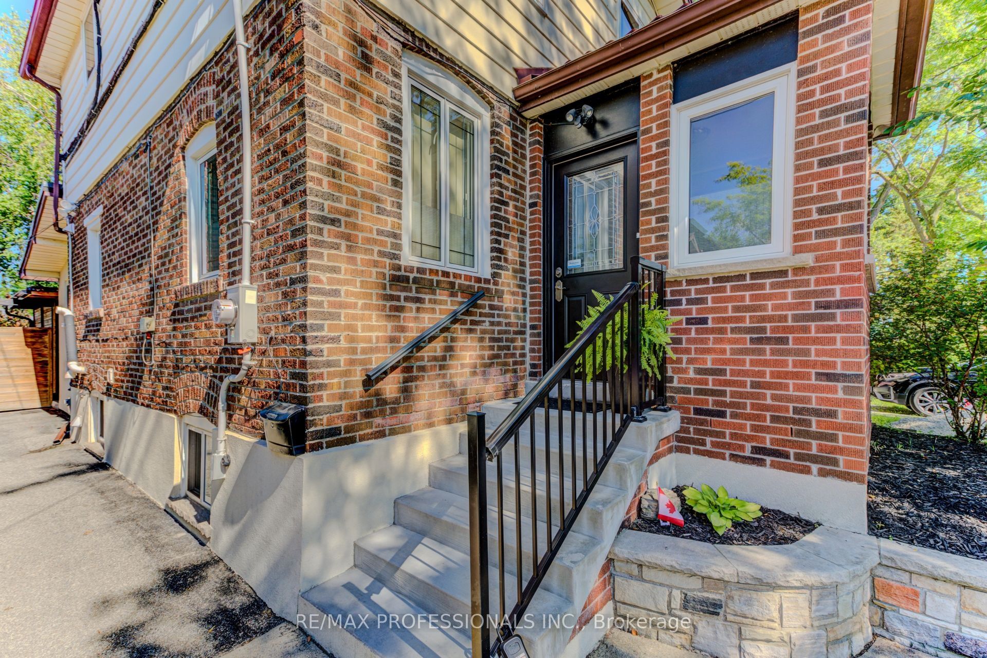 39 Rosemeade Avenue, Toronto, ON M8Y 3A4 photo 4