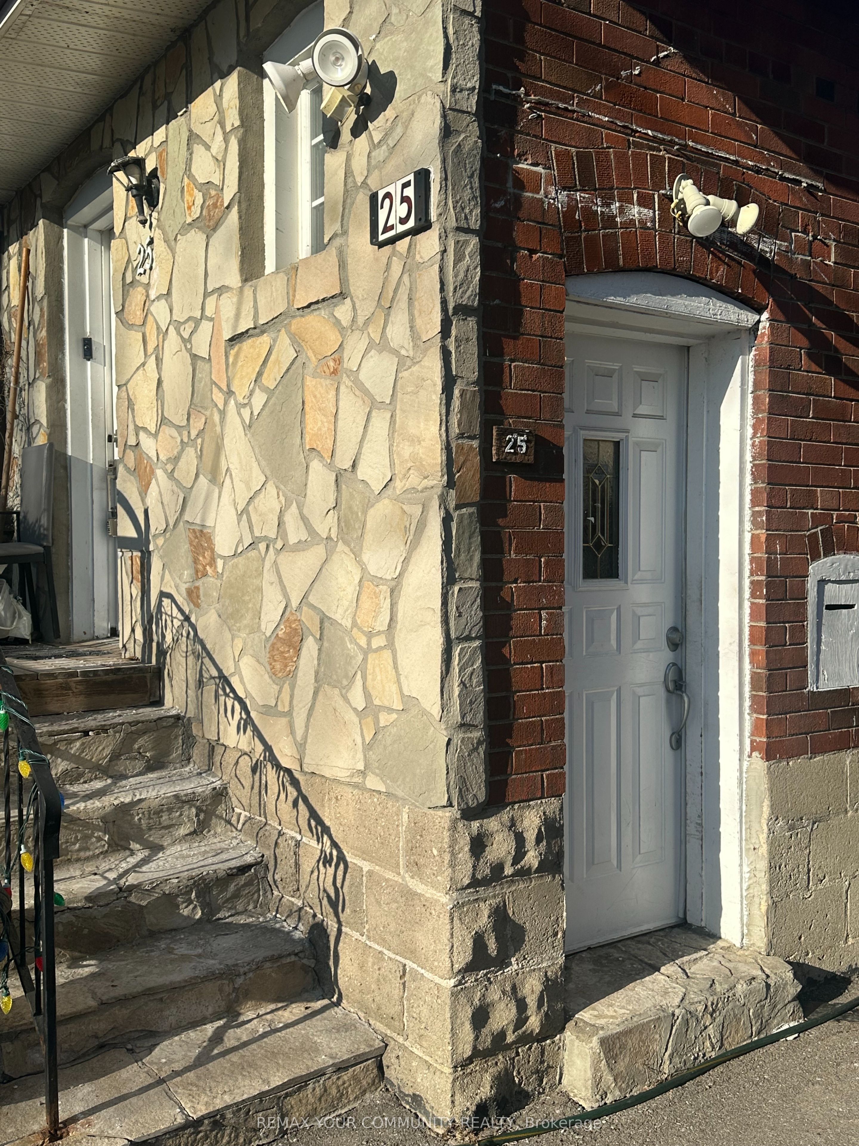25 Ninth Street, Toronto, ON M8V 3E2