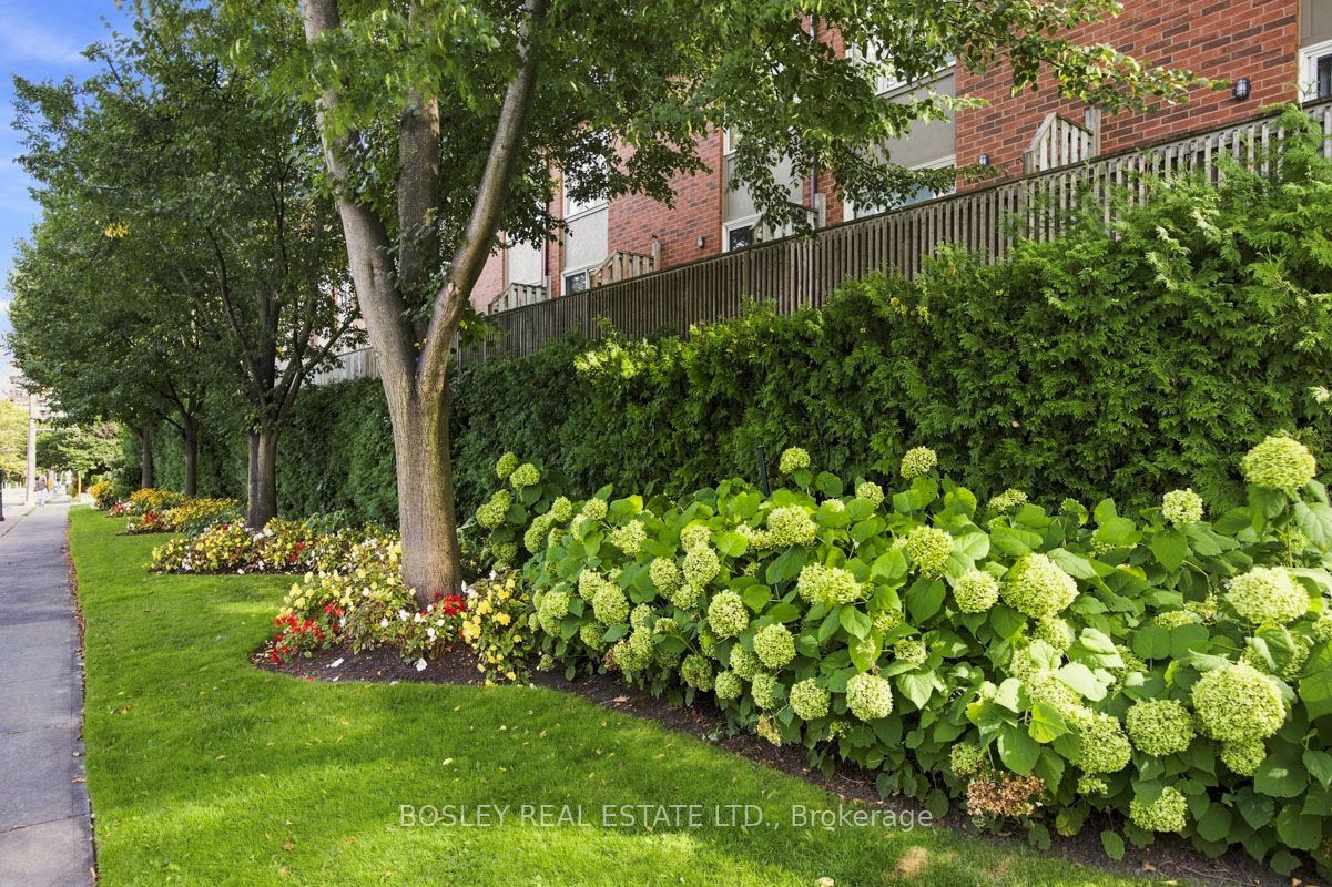 64 Old Mill Terrace 3, Toronto, ON M8X 1A2 photo 2