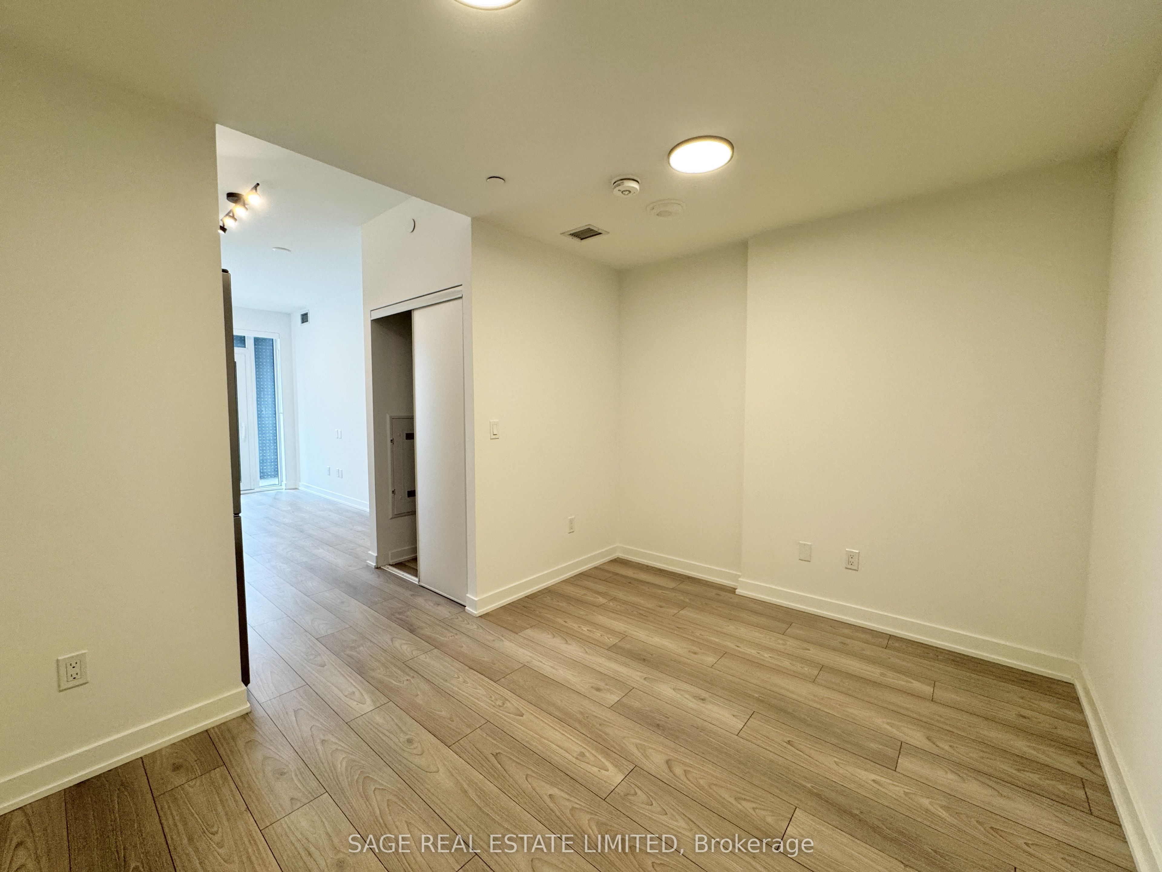 1007 The Queensway 433, Toronto, ON M8Z 0H4 photo 3