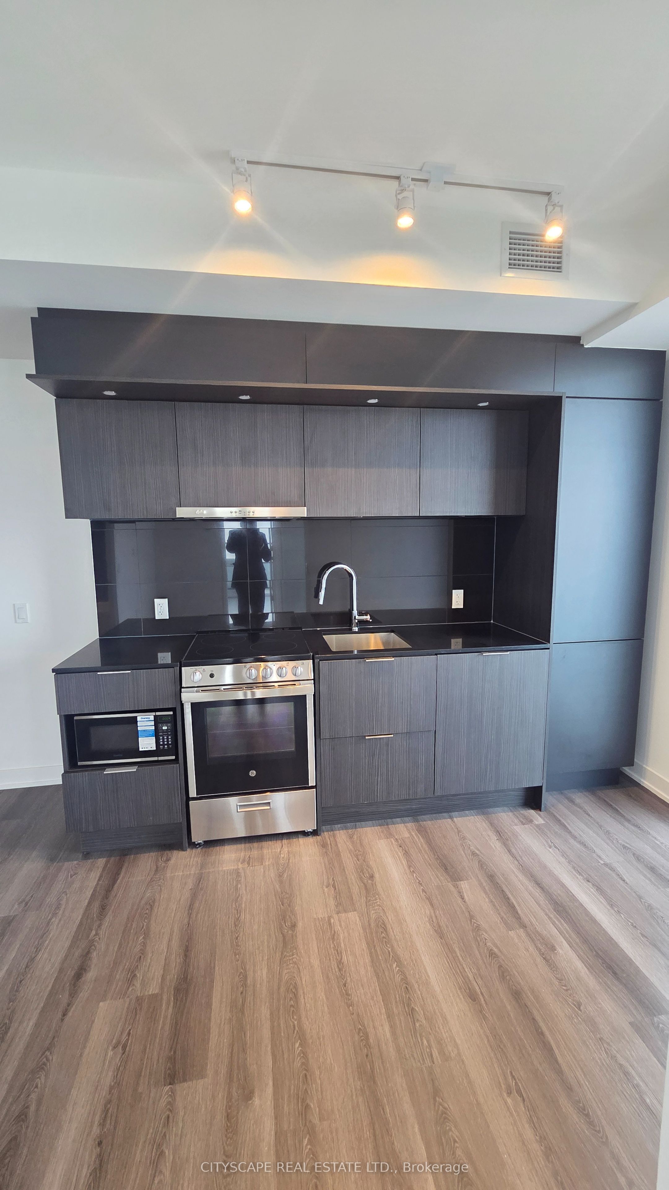 448 Burnhamthorpe Road W 2402, Mississauga, ON L5B 0R4 photo 5