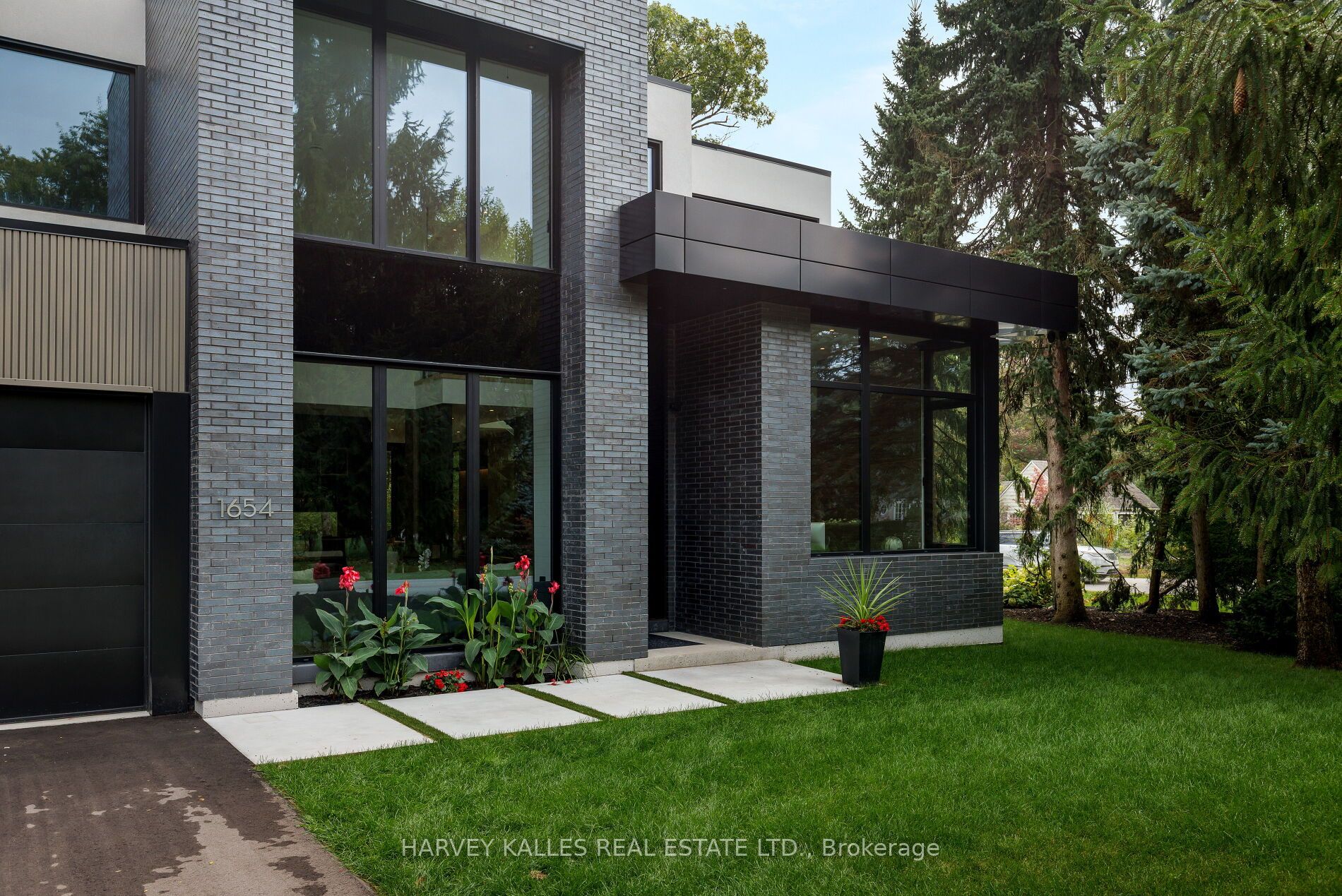 1654 Birchwood Drive, Mississauga, ON L5J 1T6 photo 3