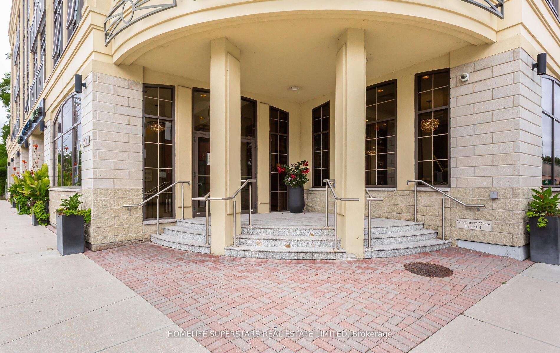 205 Lakeshore Road W 302, Oakville, ON L6K 0H8 photo 3