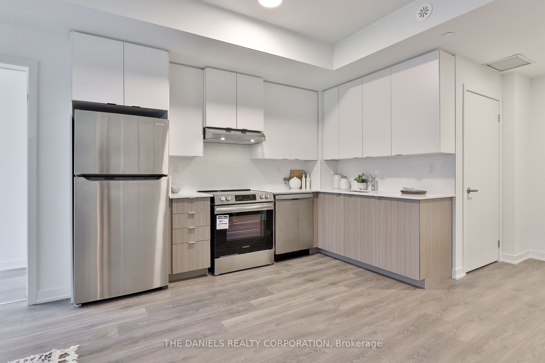 135 Canon Jackson Drive 201, Toronto, ON M6M 0C3 photo 2