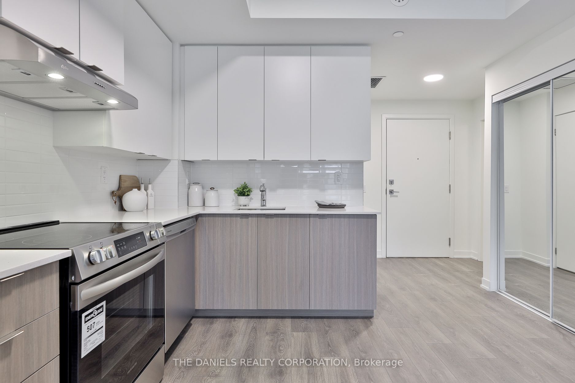 135 Canon Jackson Drive 201, Toronto, ON M6M 0C3 photo 3