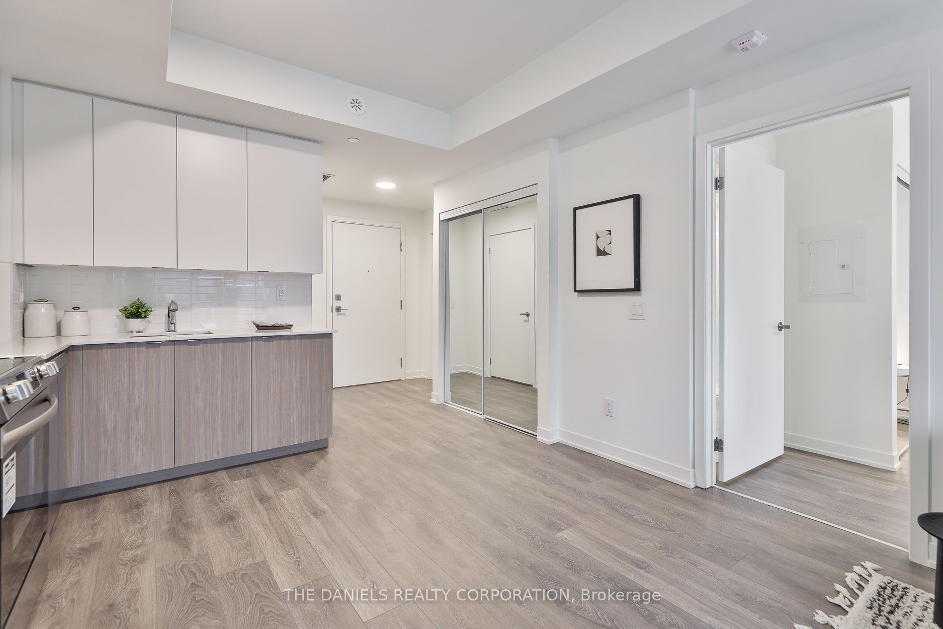 135 Canon Jackson Drive 201, Toronto, ON M6M 0C3 photo 4