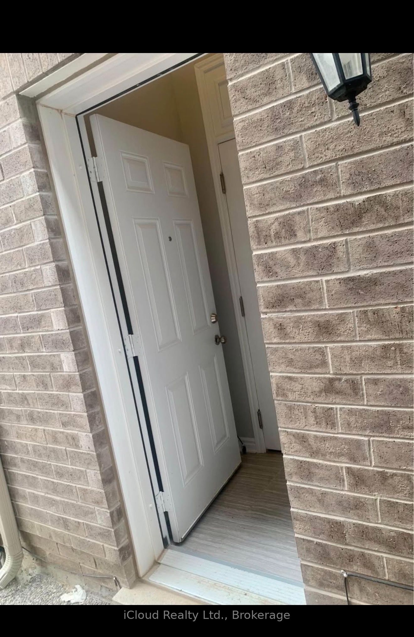 1303 Rose Way W, Milton, ON L9E 1M2