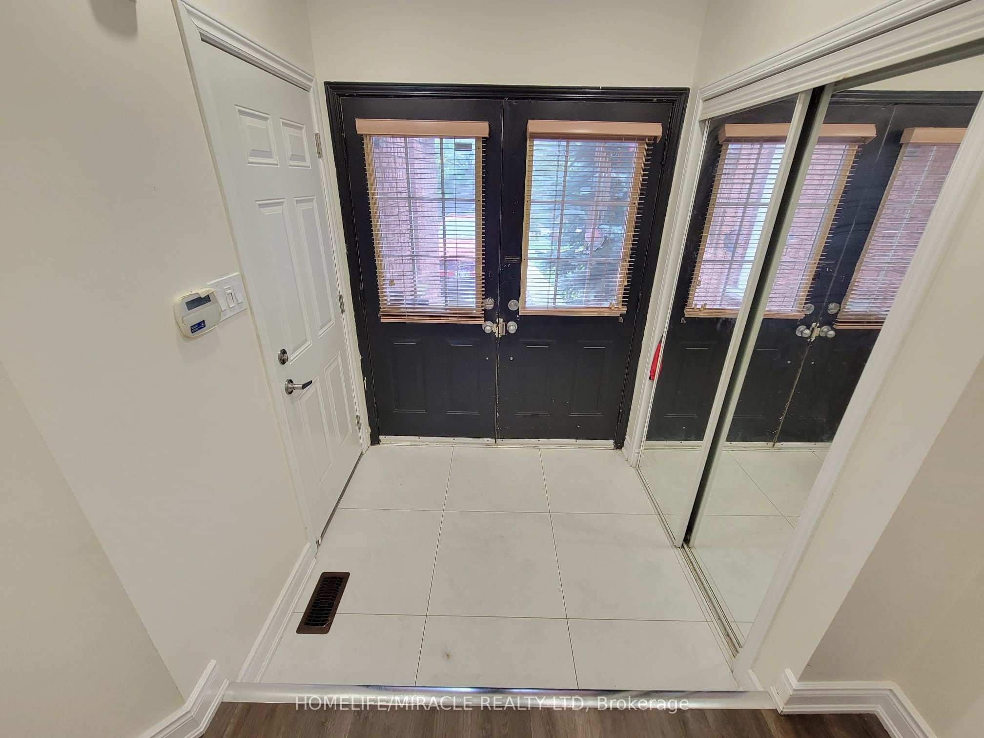 6959 Tassel Crescent Upper, Mississauga, ON L5W 1G9 photo 3