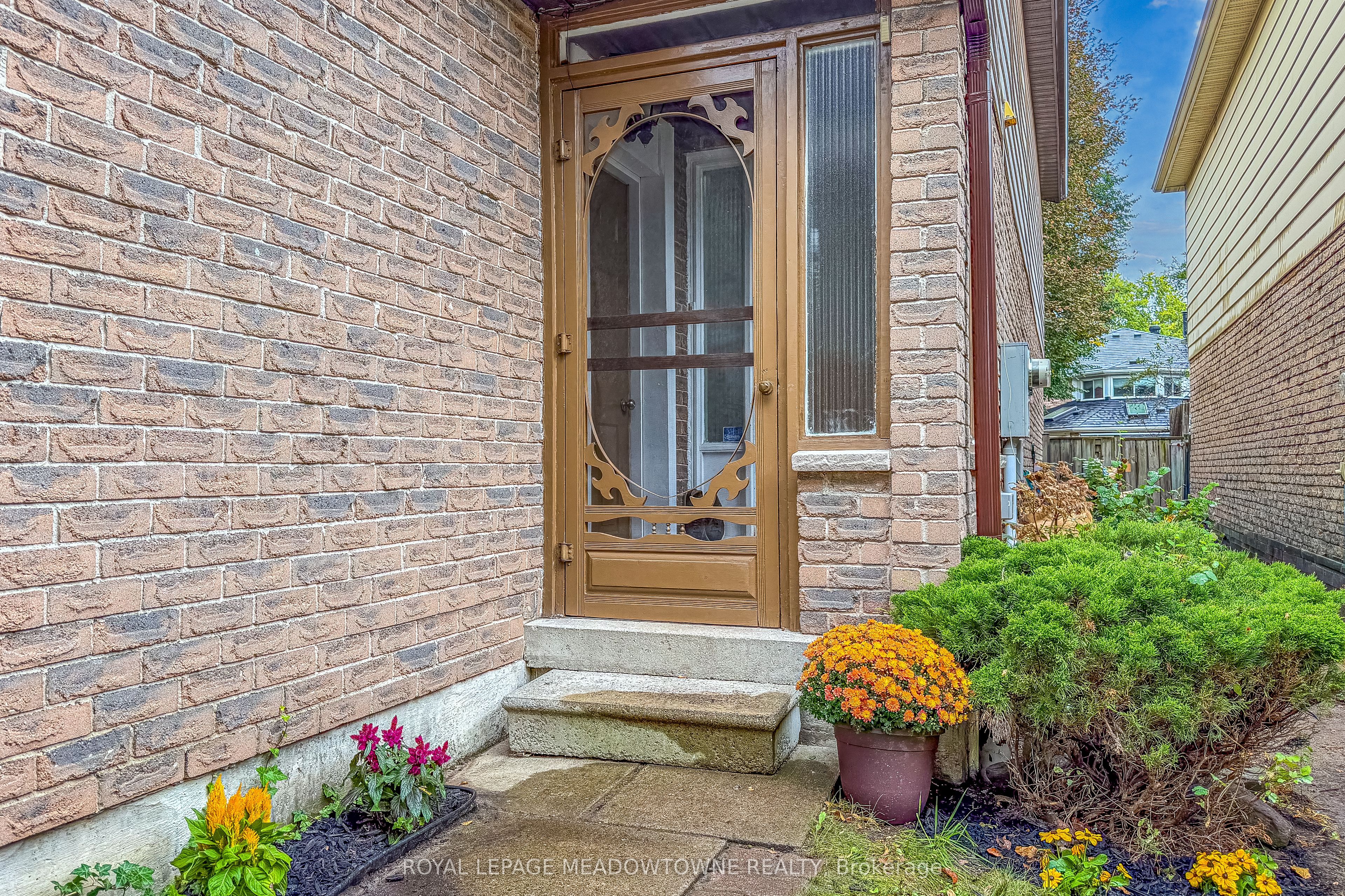 3089 Plum Tree Crescent, Mississauga, ON L5N 4X2 photo 4