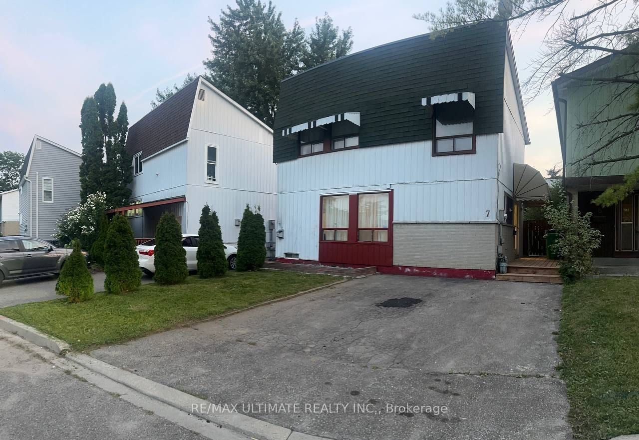7 Grand River Court, Brampton, ON L6S 2J8