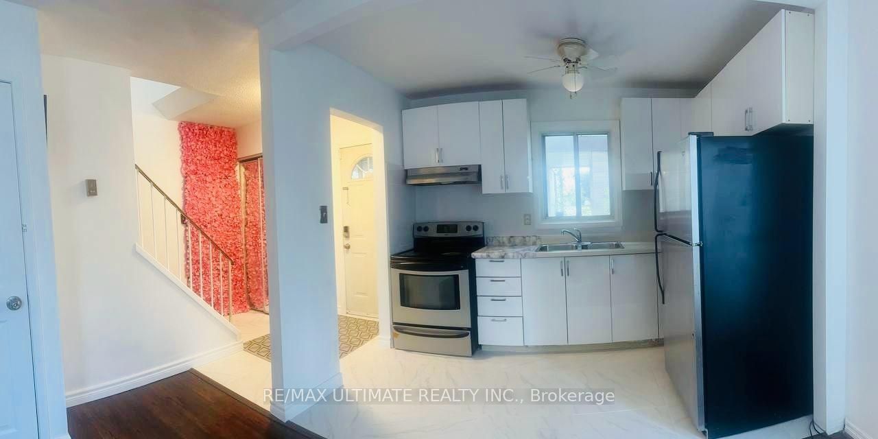 7 Grand River Court, Brampton, ON L6S 2J8 photo 3