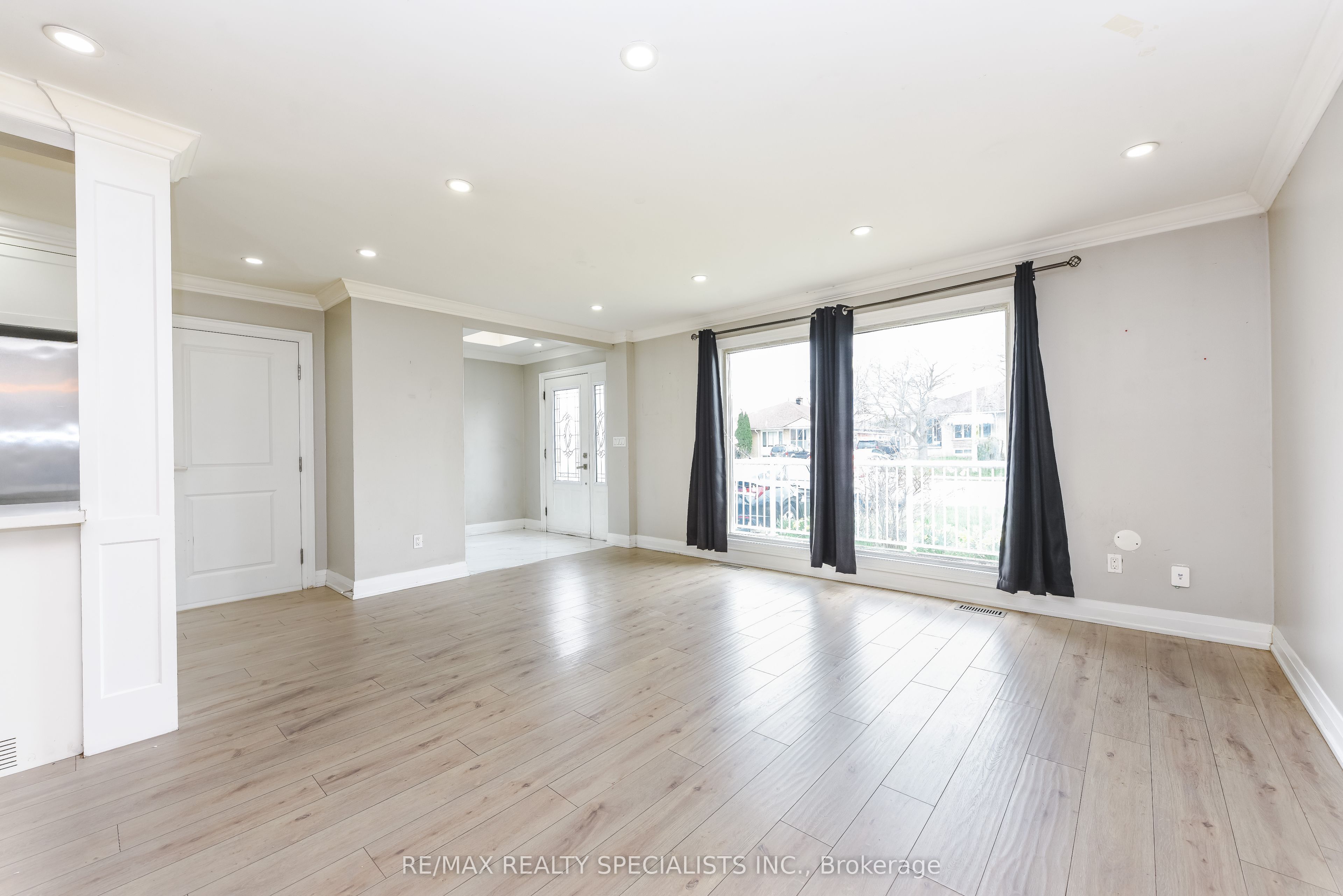 137 Avondale Boulevard Upper, Brampton, ON L6T 1H5 photo 2