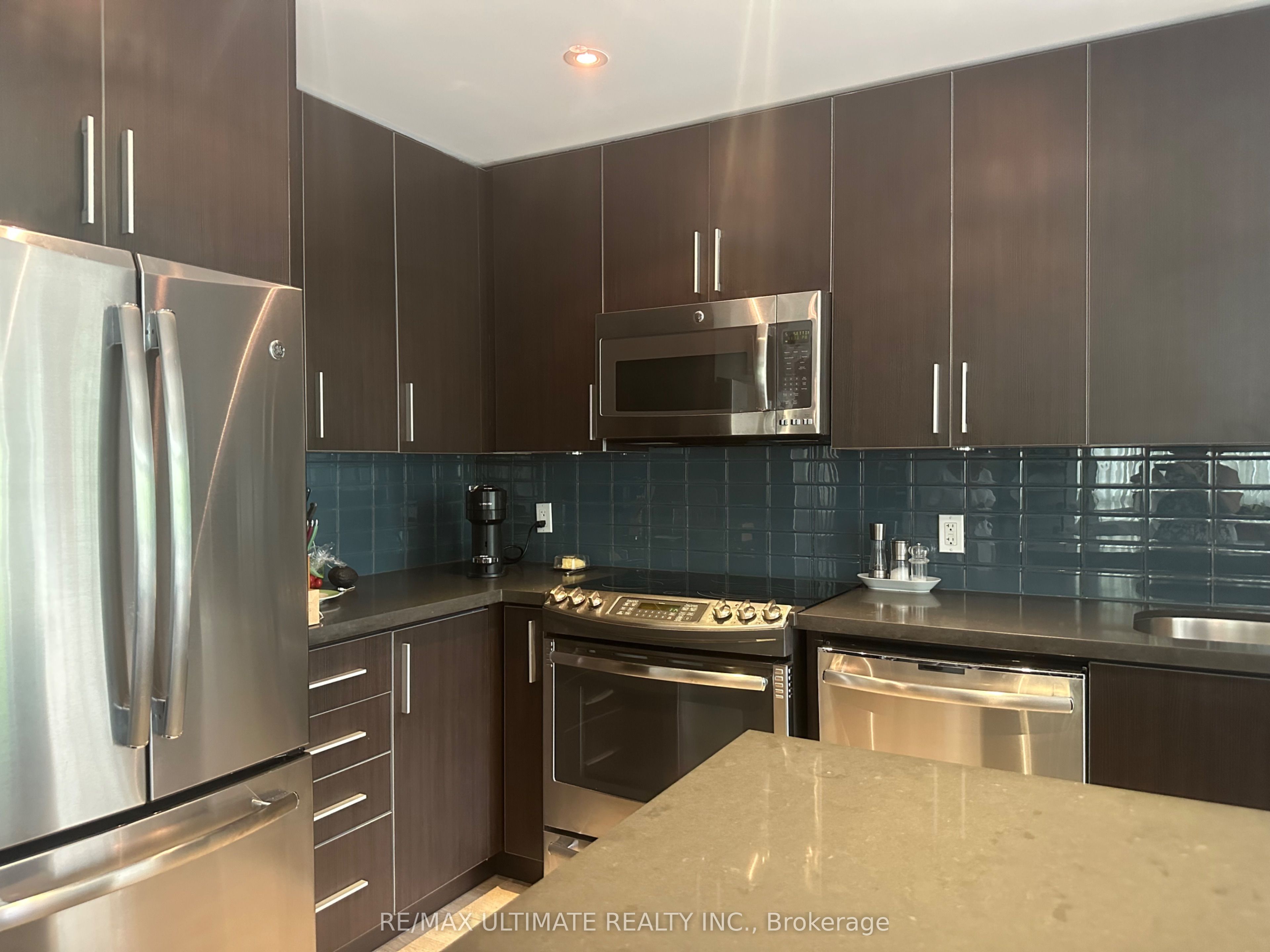 2212 Lake Shore Boulevard W TH01, Toronto, ON M8V 0C2 photo 3