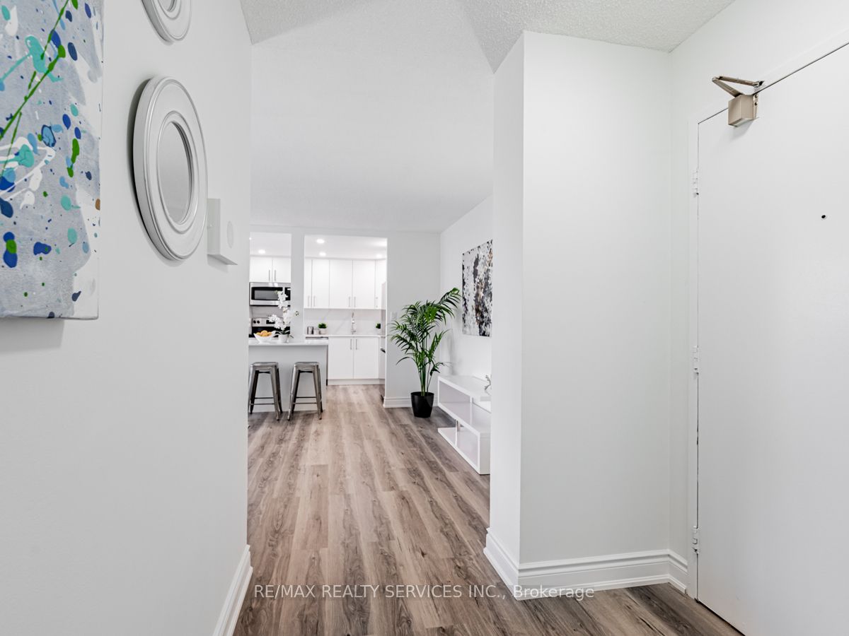 3590 Kaneff Crescent 1108, Mississauga, ON L5A 3X3 photo 2