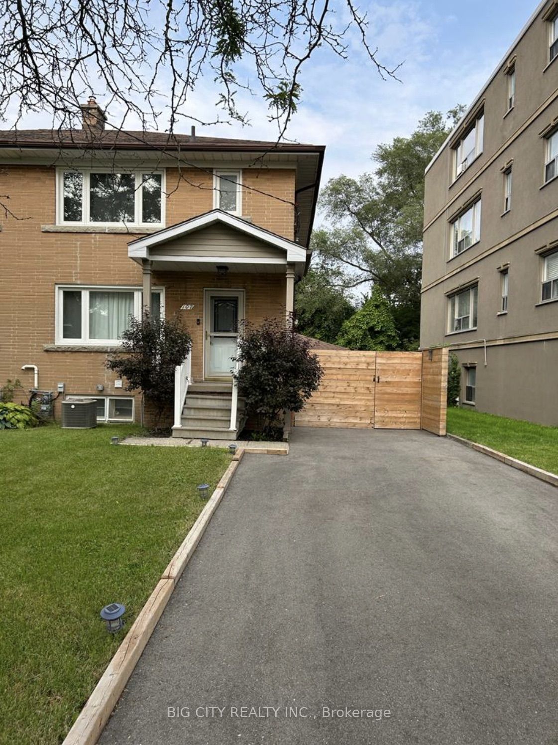 107 BROOKHAVEN Drive Lower, Toronto, ON M6M 4P1