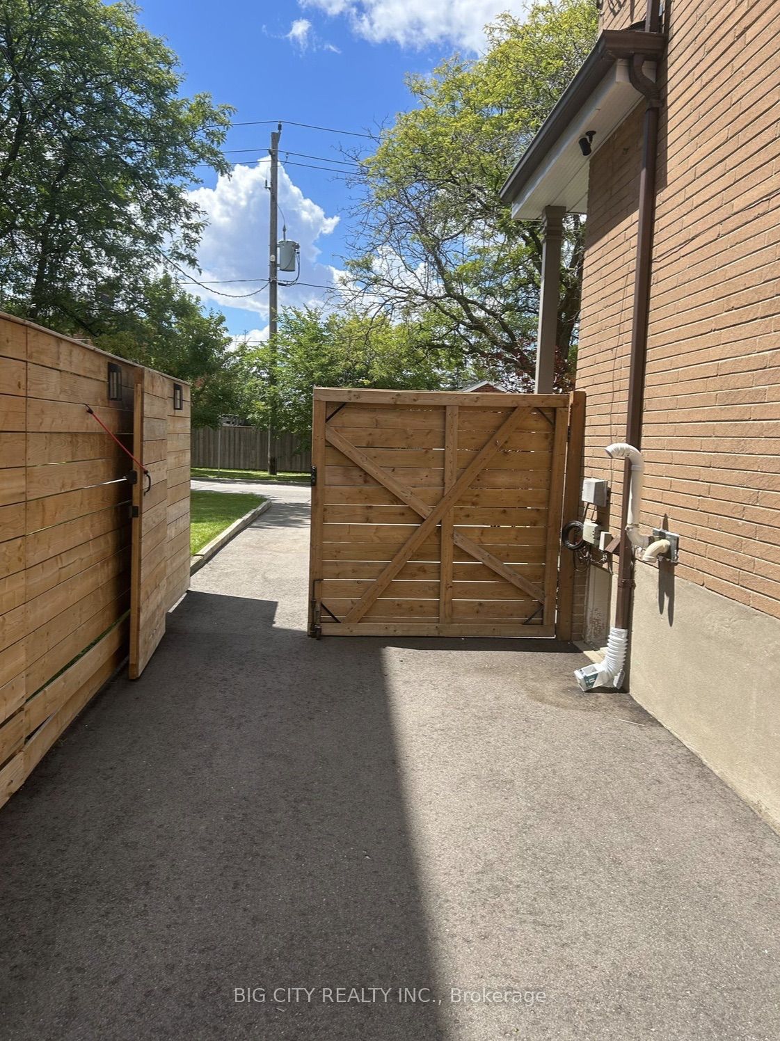 107 BROOKHAVEN Drive Lower, Toronto, ON M6M 4P1 photo 3