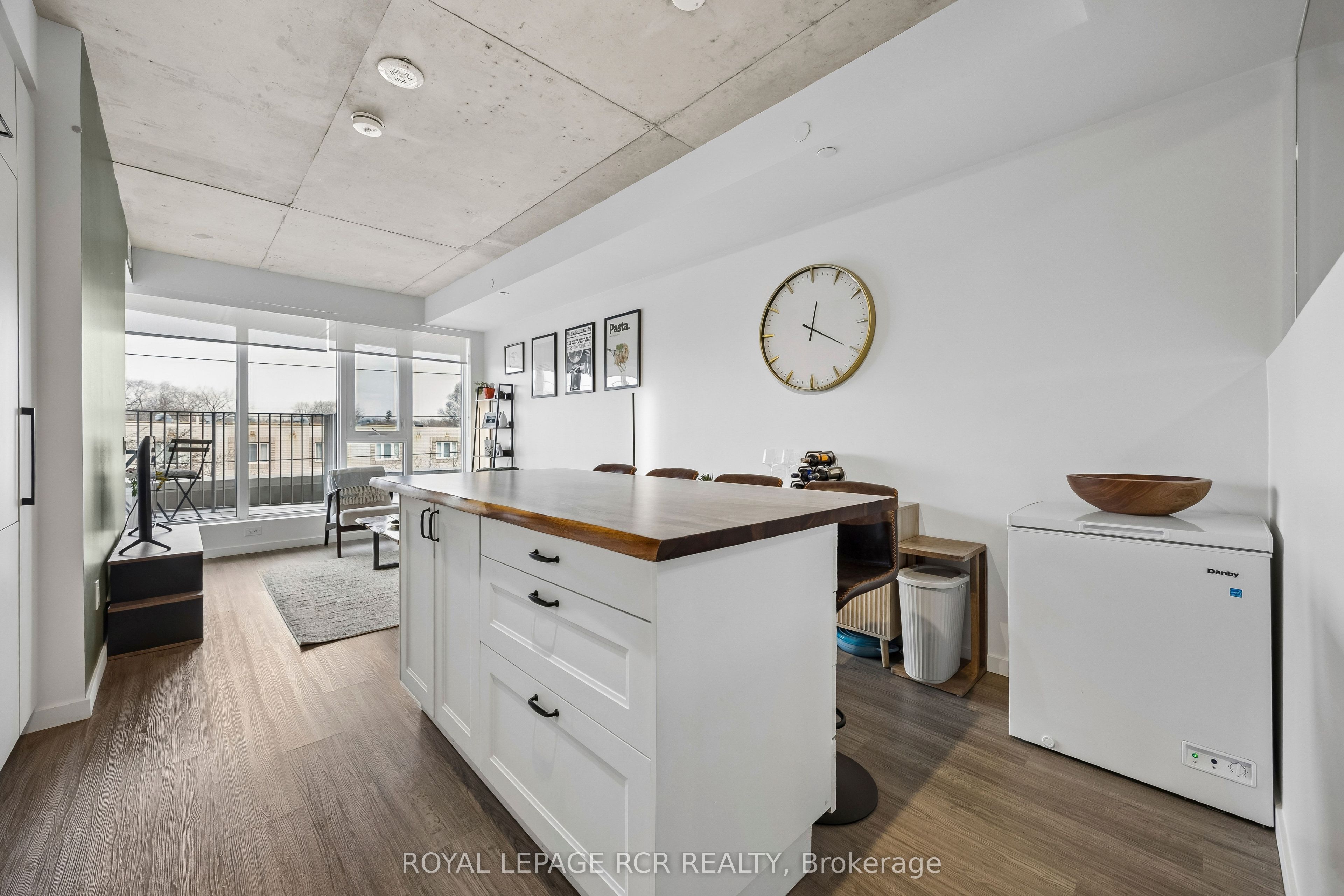 689 The Queensway 321, Toronto, ON M8Y 0C8 photo 2