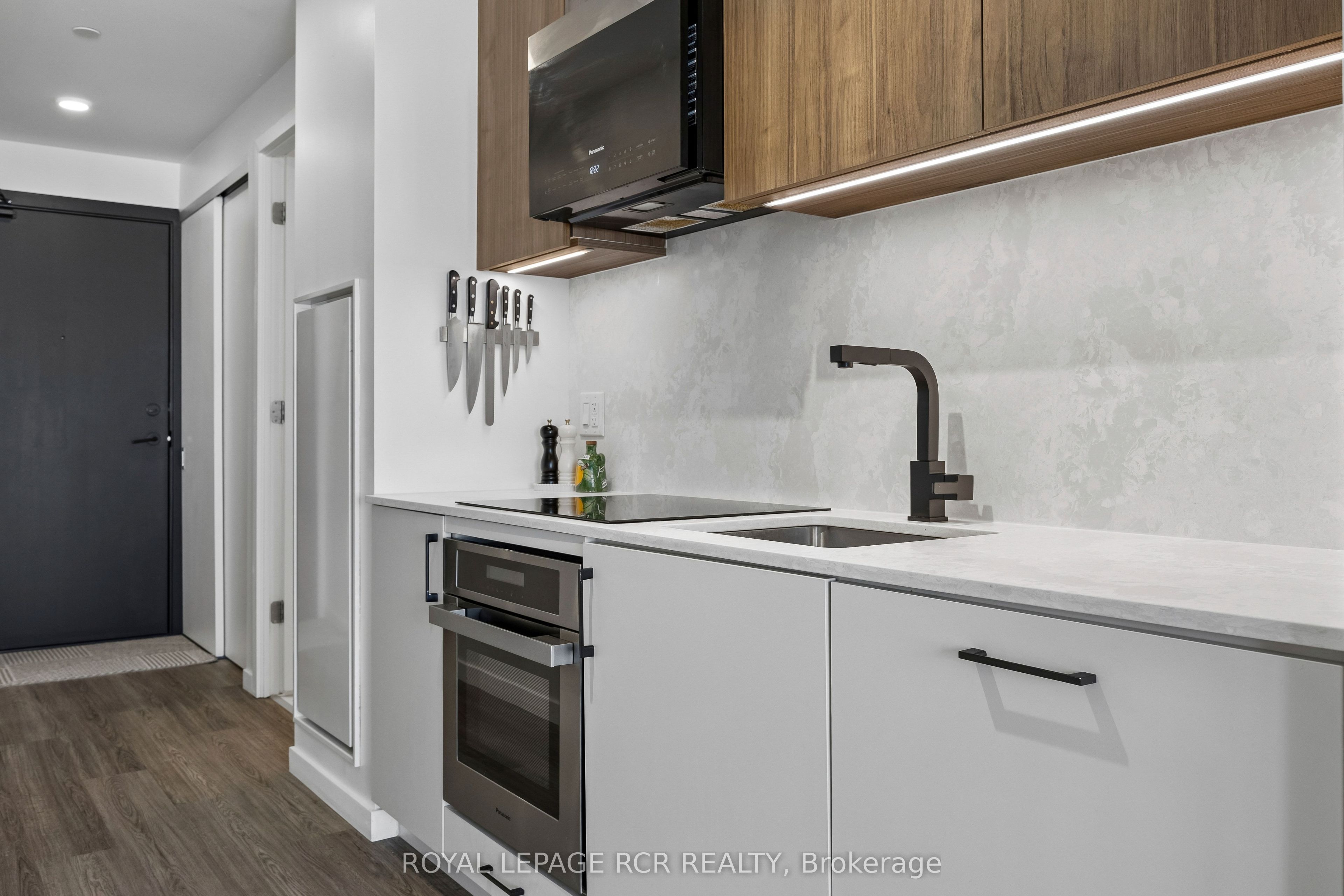 689 The Queensway 321, Toronto, ON M8Y 0C8 photo 3