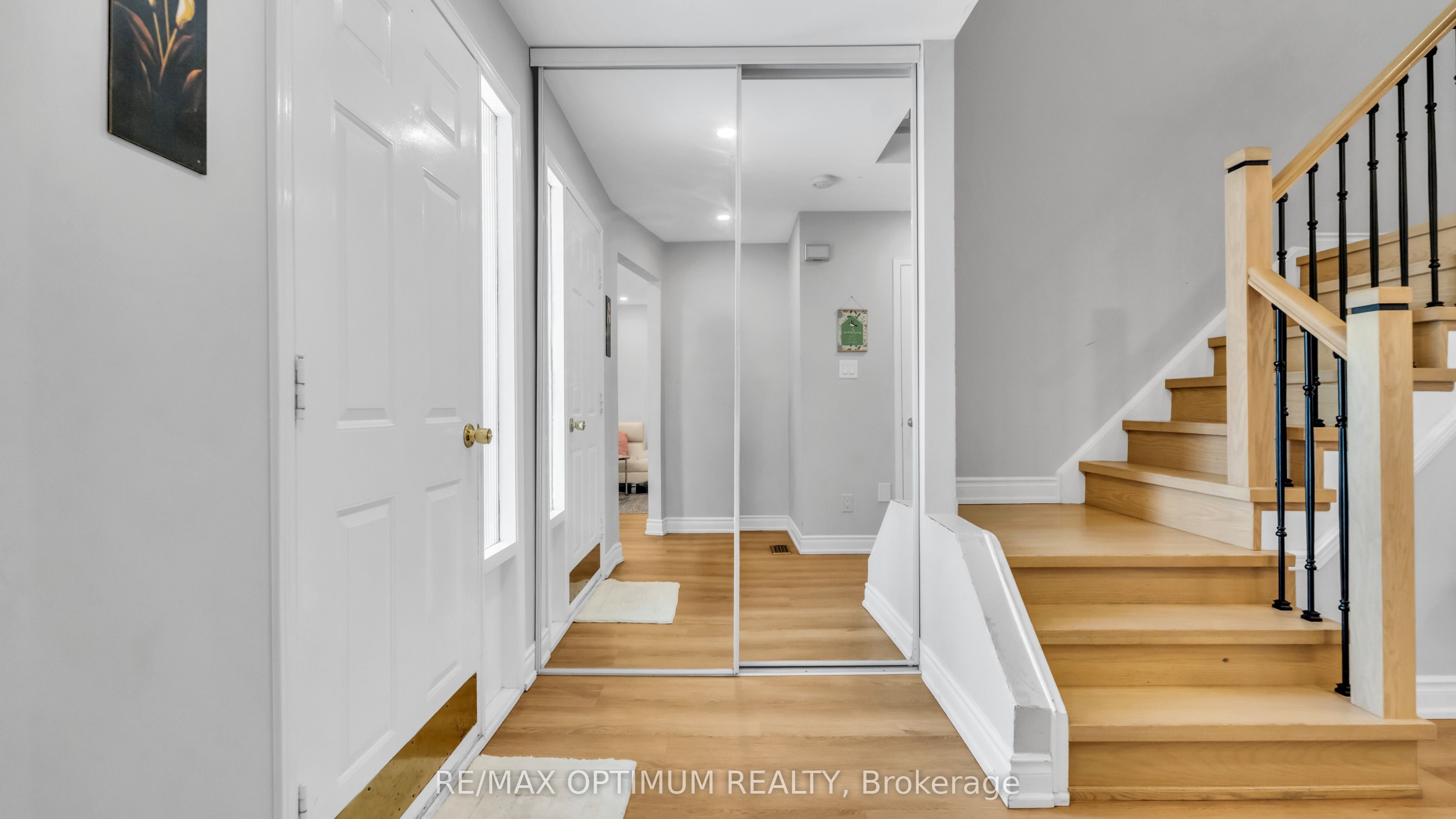362 Kingsbridge Garden Circle, Mississauga, ON L5R 1K8 photo 4