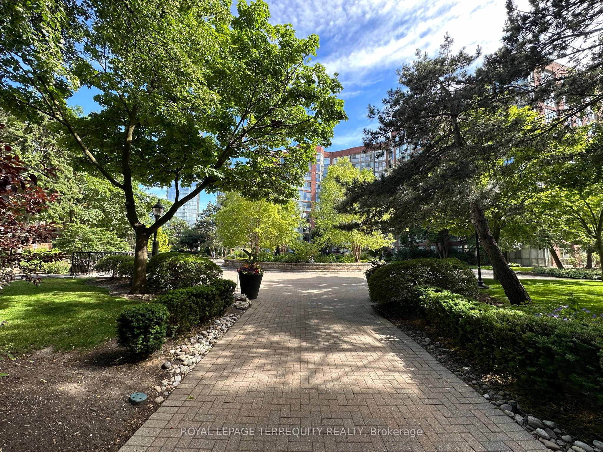 22 Southport Street 731, Toronto, ON M6S 4Y9 photo 4