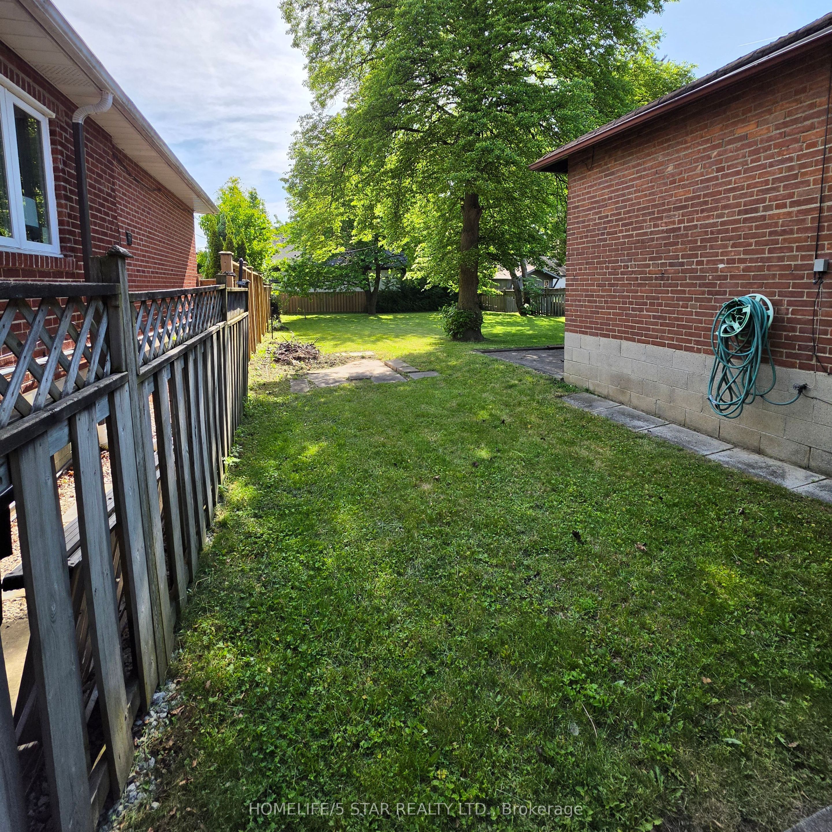 14 NORTHGLEN Avenue, Toronto, ON M9B 4R6 photo 3