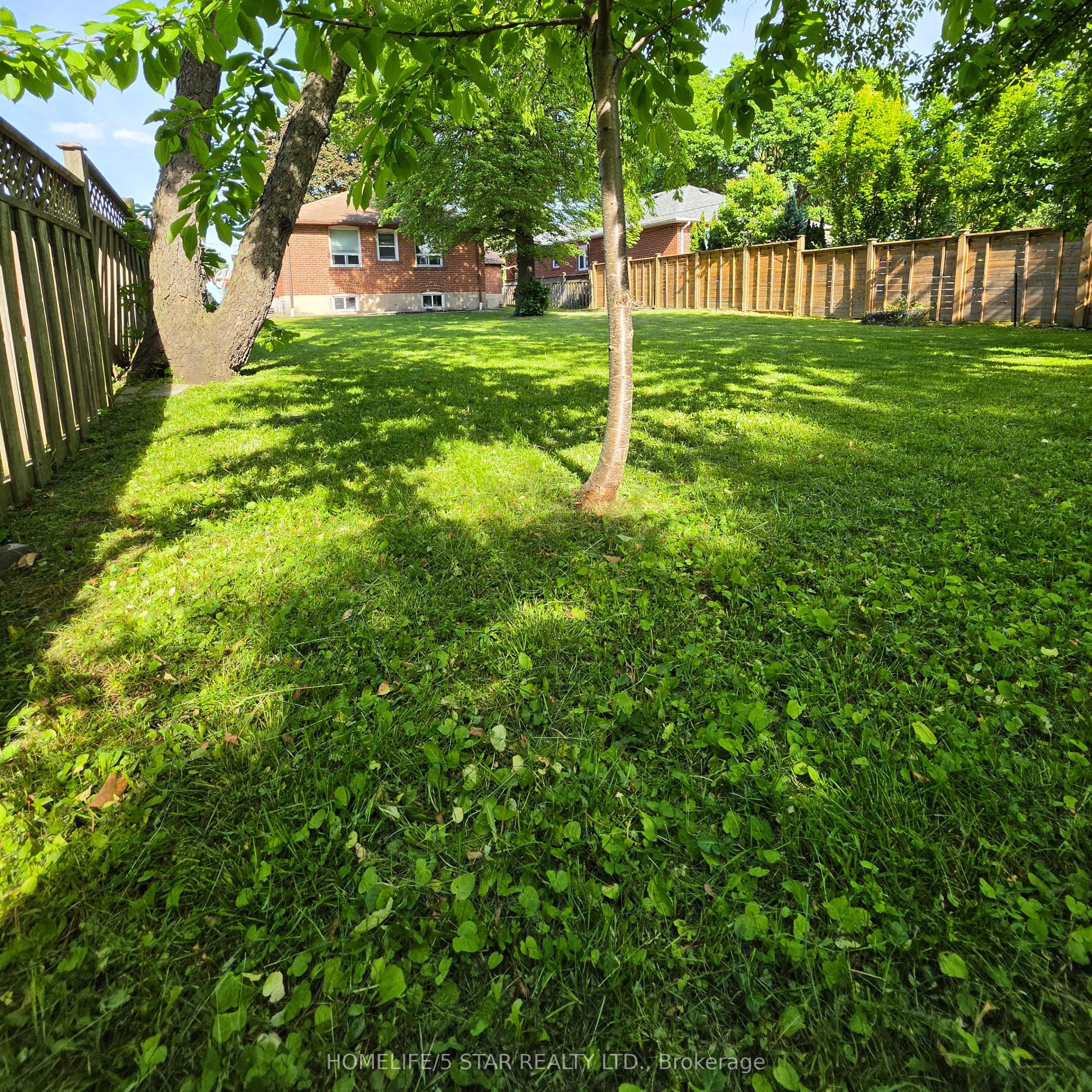 14 NORTHGLEN Avenue, Toronto, ON M9B 4R6 photo 4