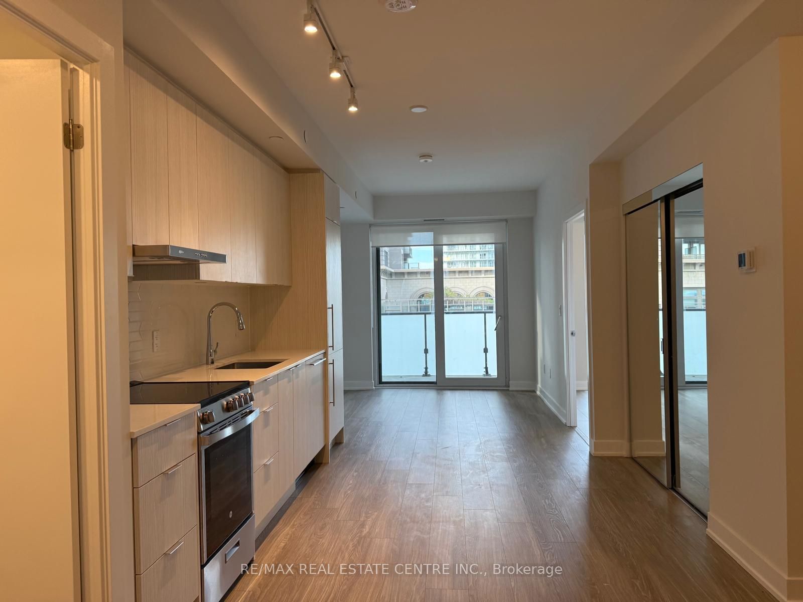 430 Square One Drive 703, Mississauga, ON L5B 0L6 photo 3