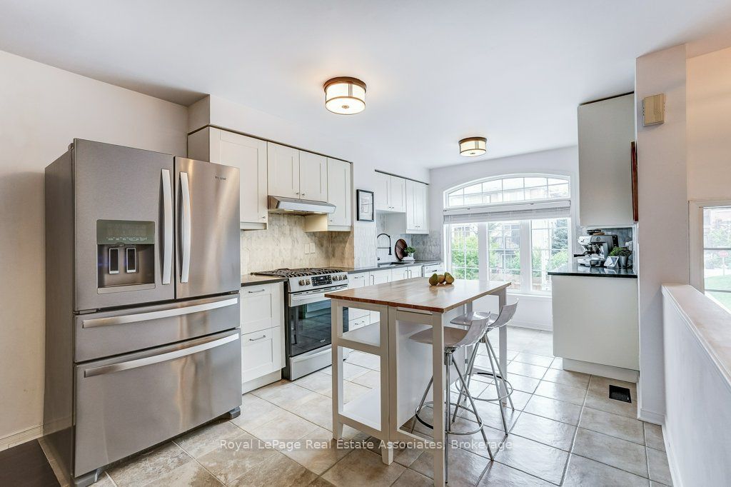 7222 Deanlee Court, Mississauga, ON L5N 8R5 photo 2