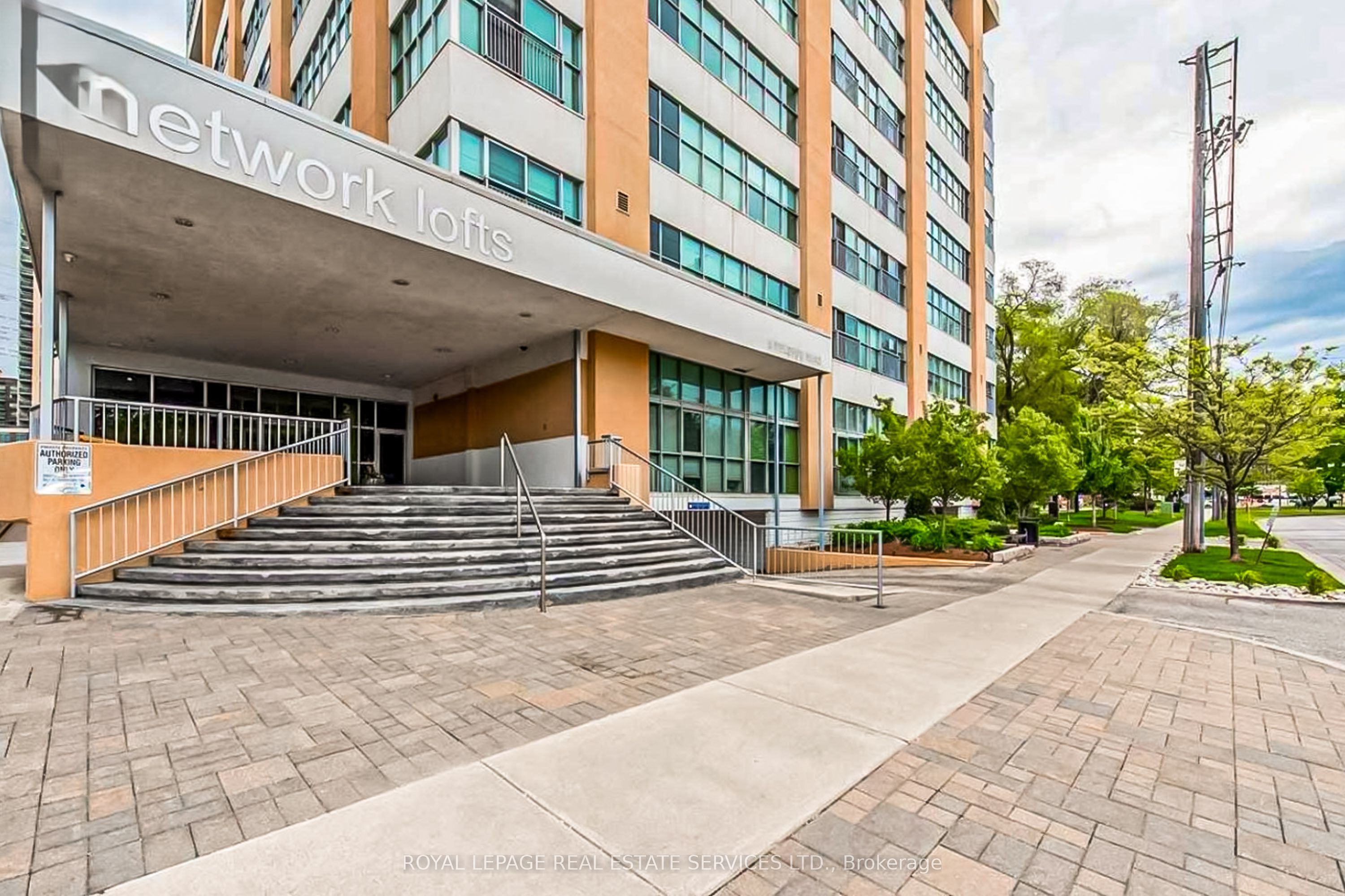 2 Fieldway 206, Toronto, ON M8Z 0B9 photo 3