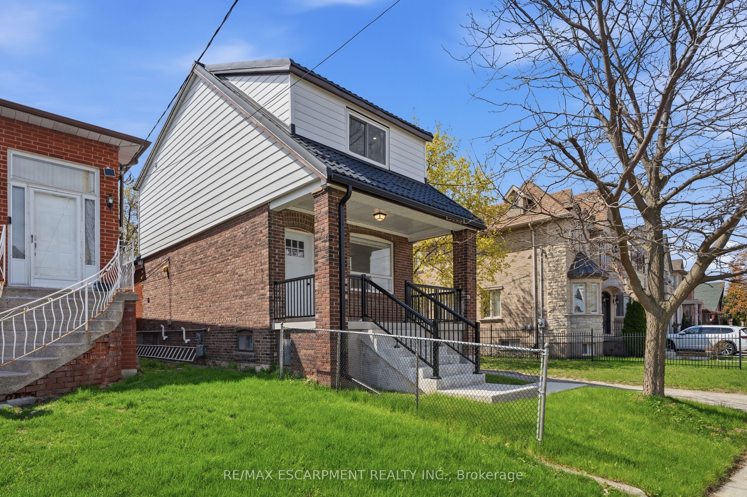 1049 Glencairn Avenue GARAGE UPPER, Toronto, ON M6B 2B1 photo 2