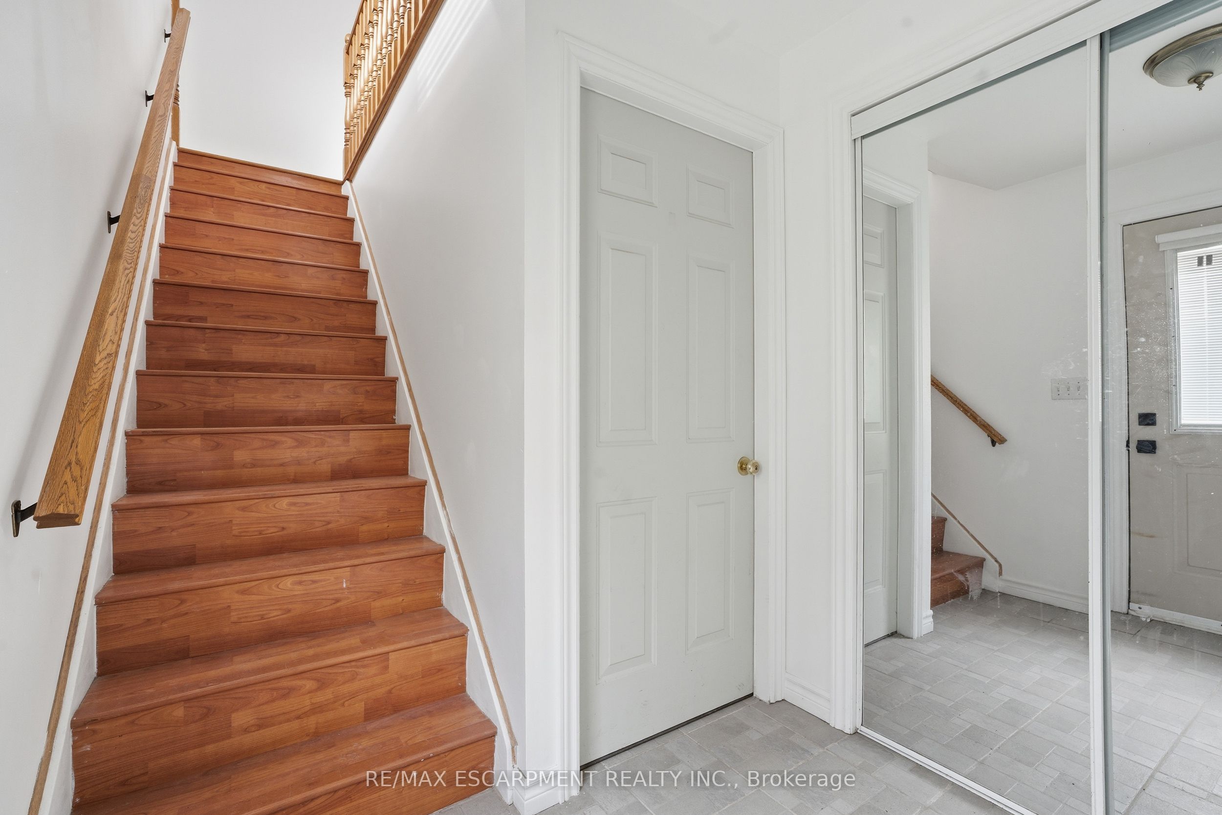 1049 Glencairn Avenue GARAGE UPPER, Toronto, ON M6B 2B1 photo 4