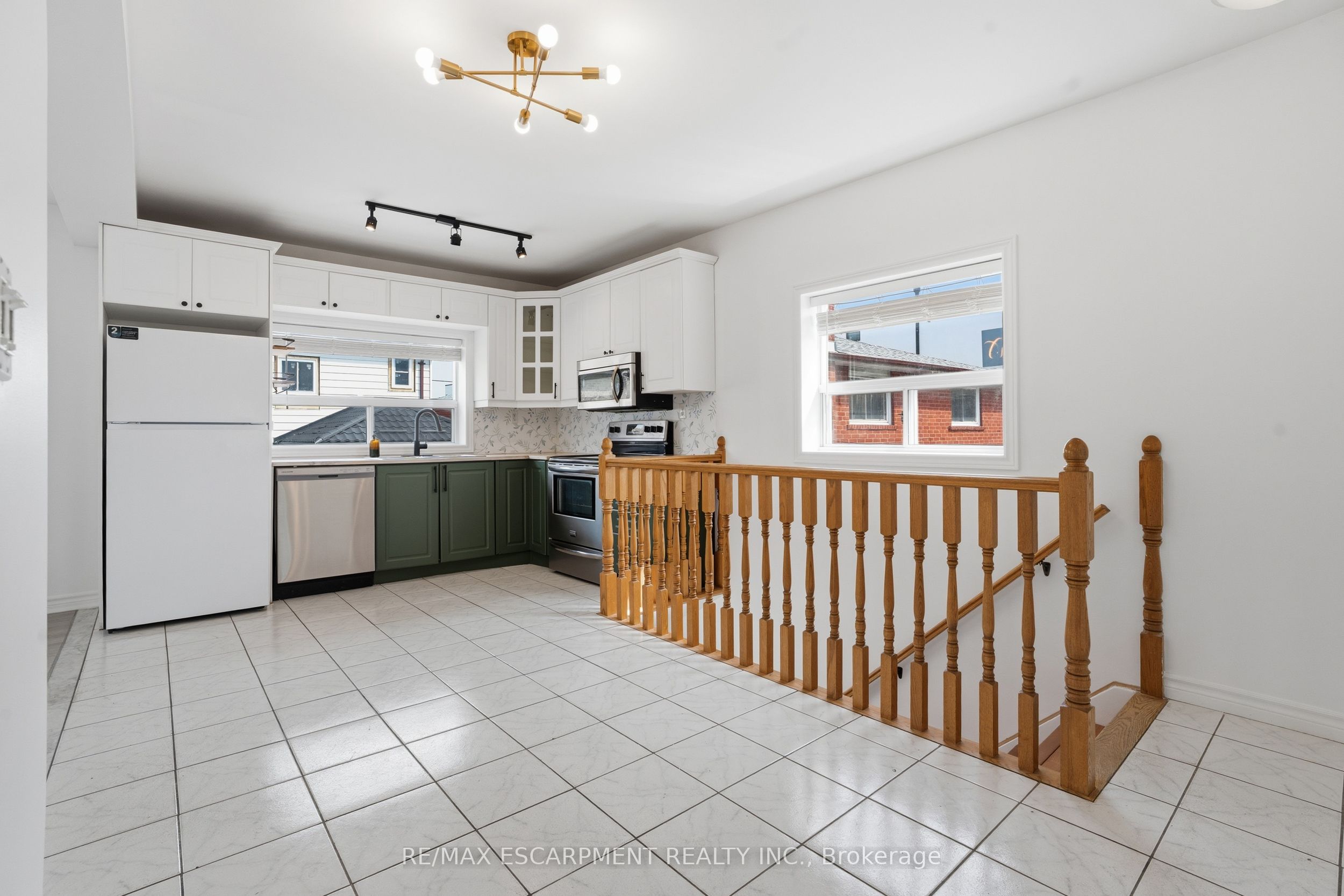 1049 Glencairn Avenue GARAGE UPPER, Toronto, ON M6B 2B1 photo 5