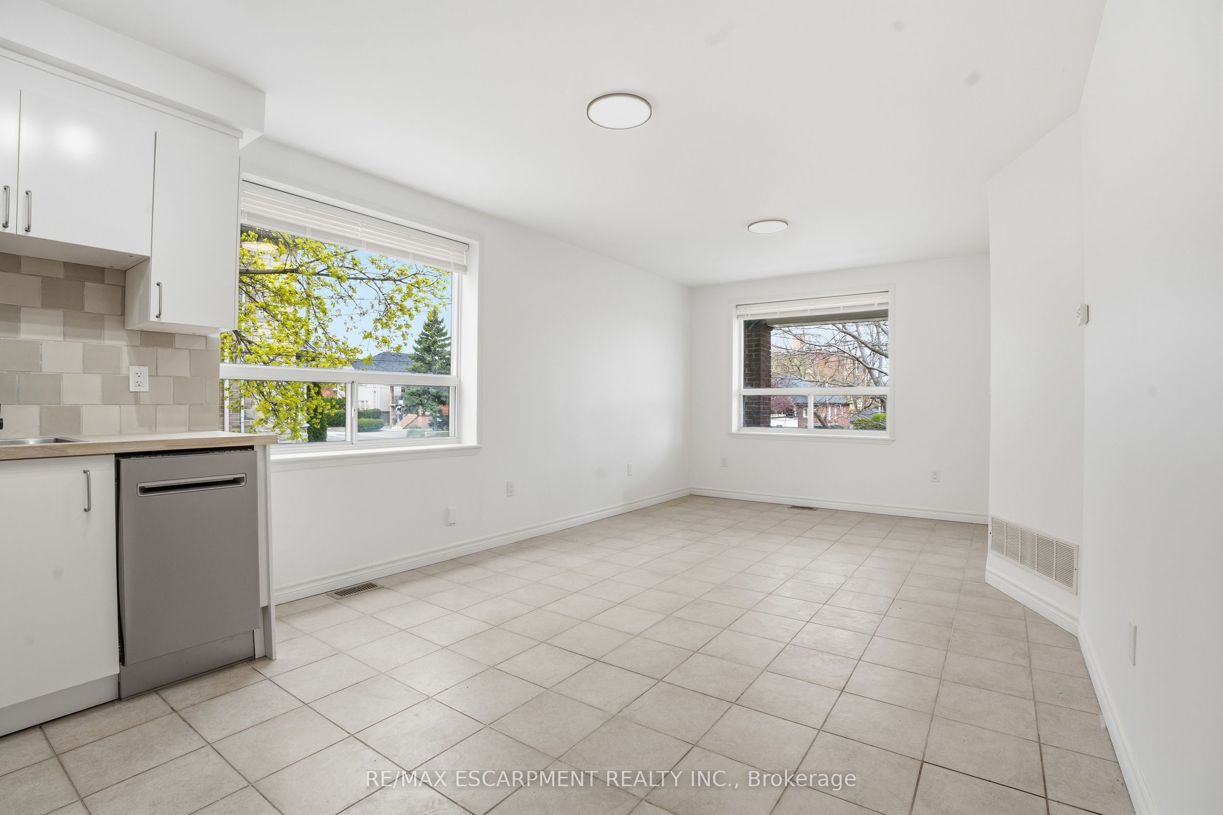 1049 Glencairn Avenue MAIN FLOOR, Toronto, ON M6B 2B1 photo 4