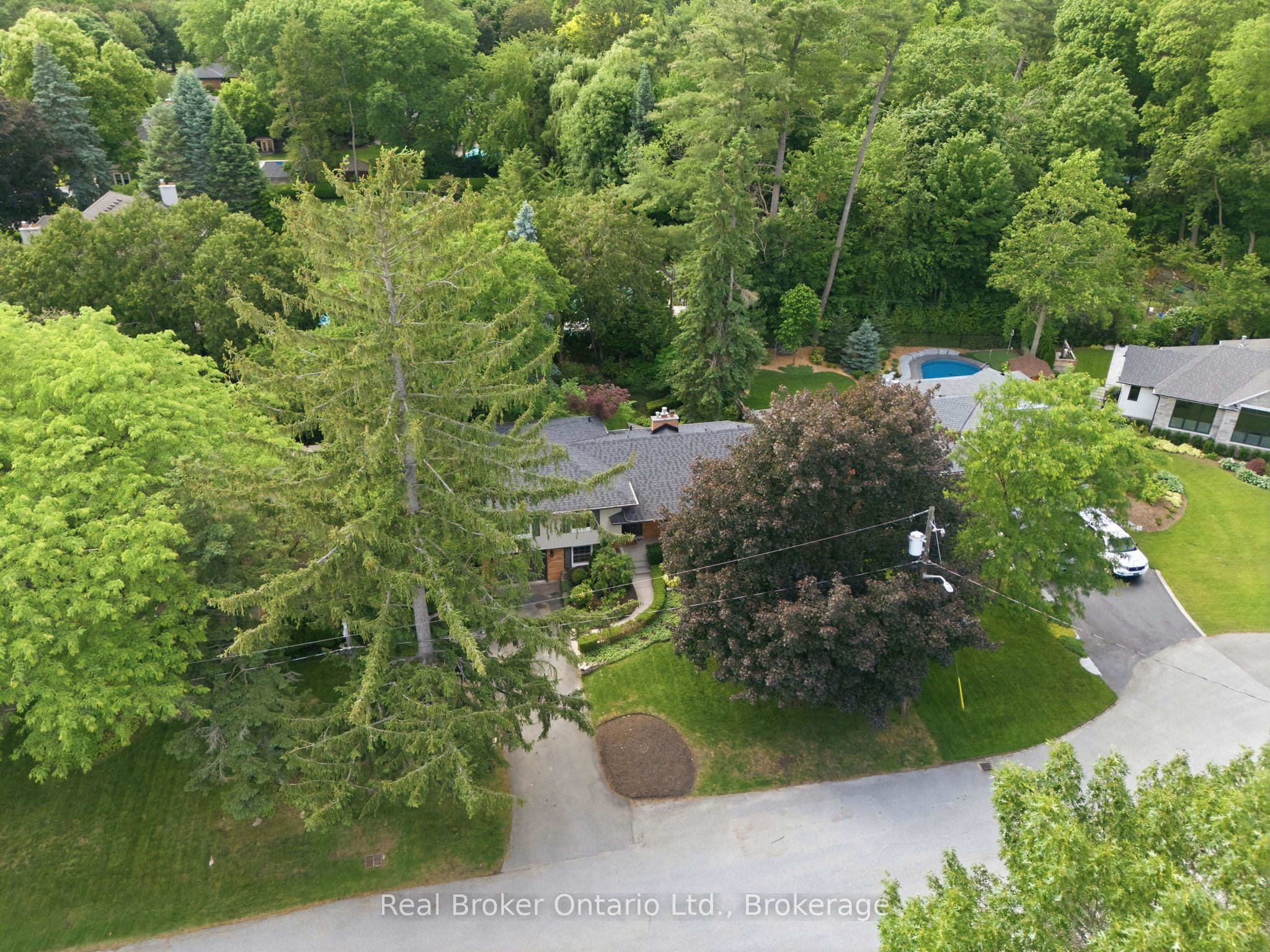 571 Leonard Court, Burlington, ON L7T 2P4 photo 2