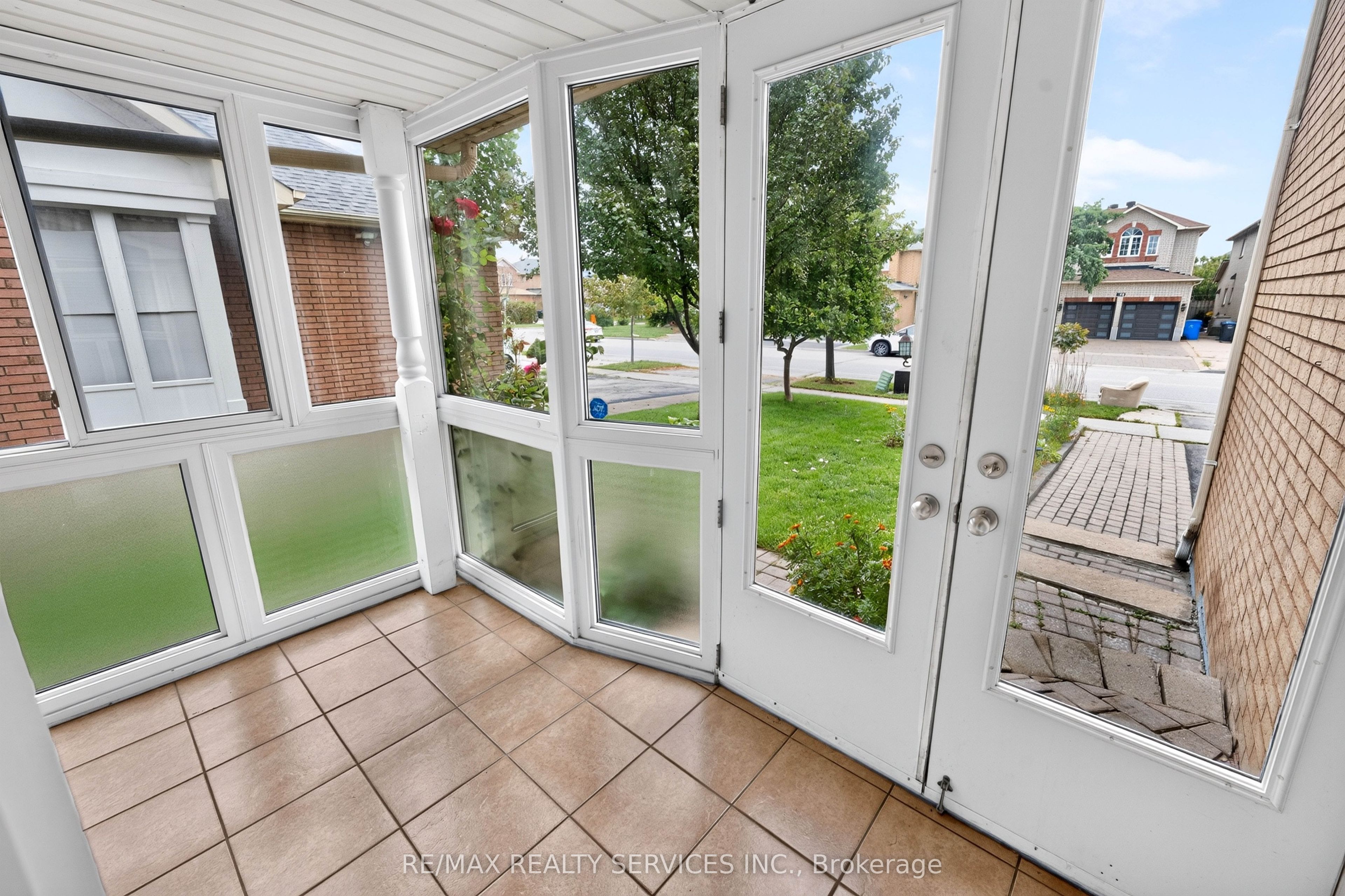 703 Twain Avenue, Mississauga, ON L5W 1K7 photo 2