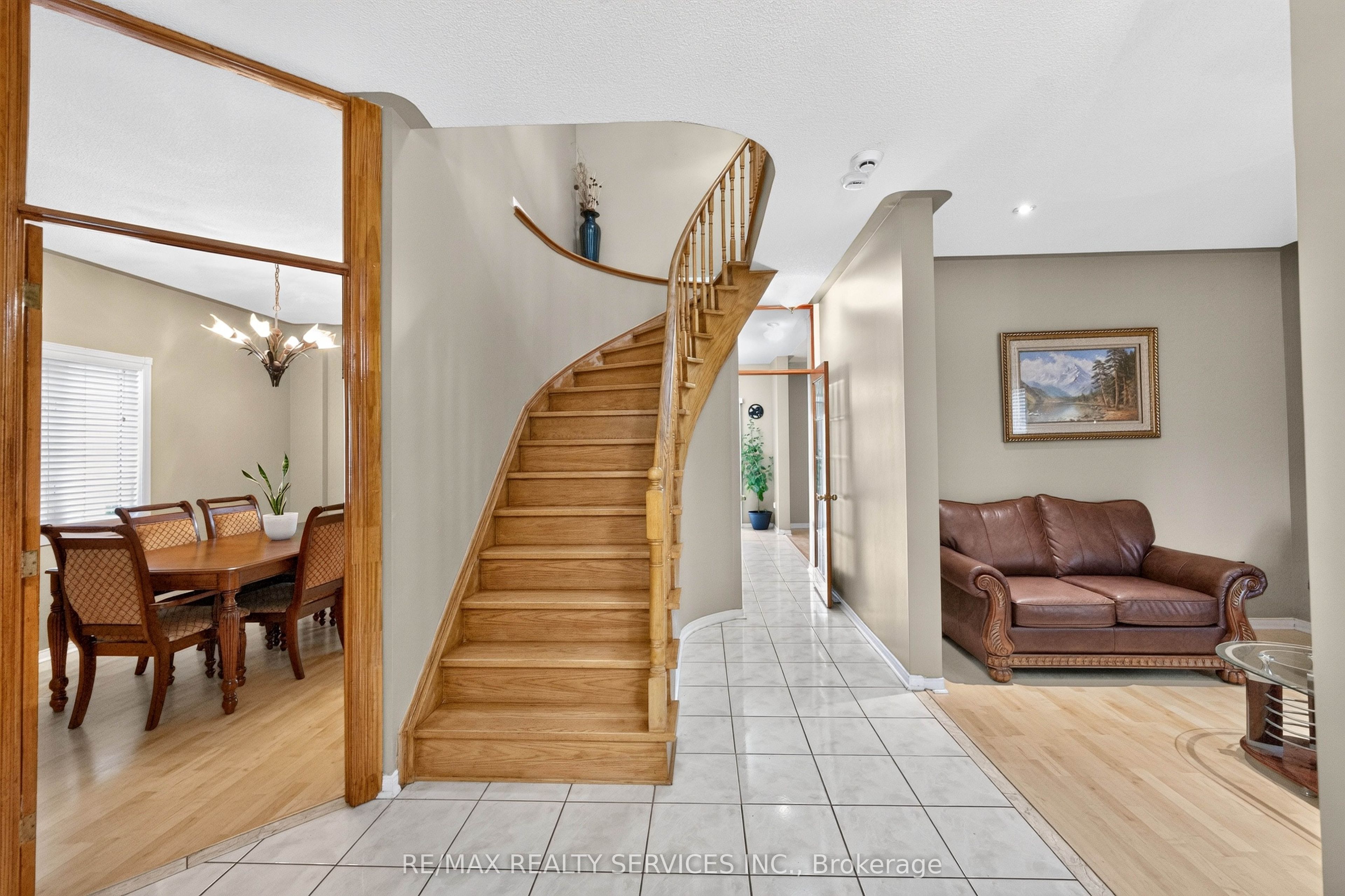 703 Twain Avenue, Mississauga, ON L5W 1K7 photo 4