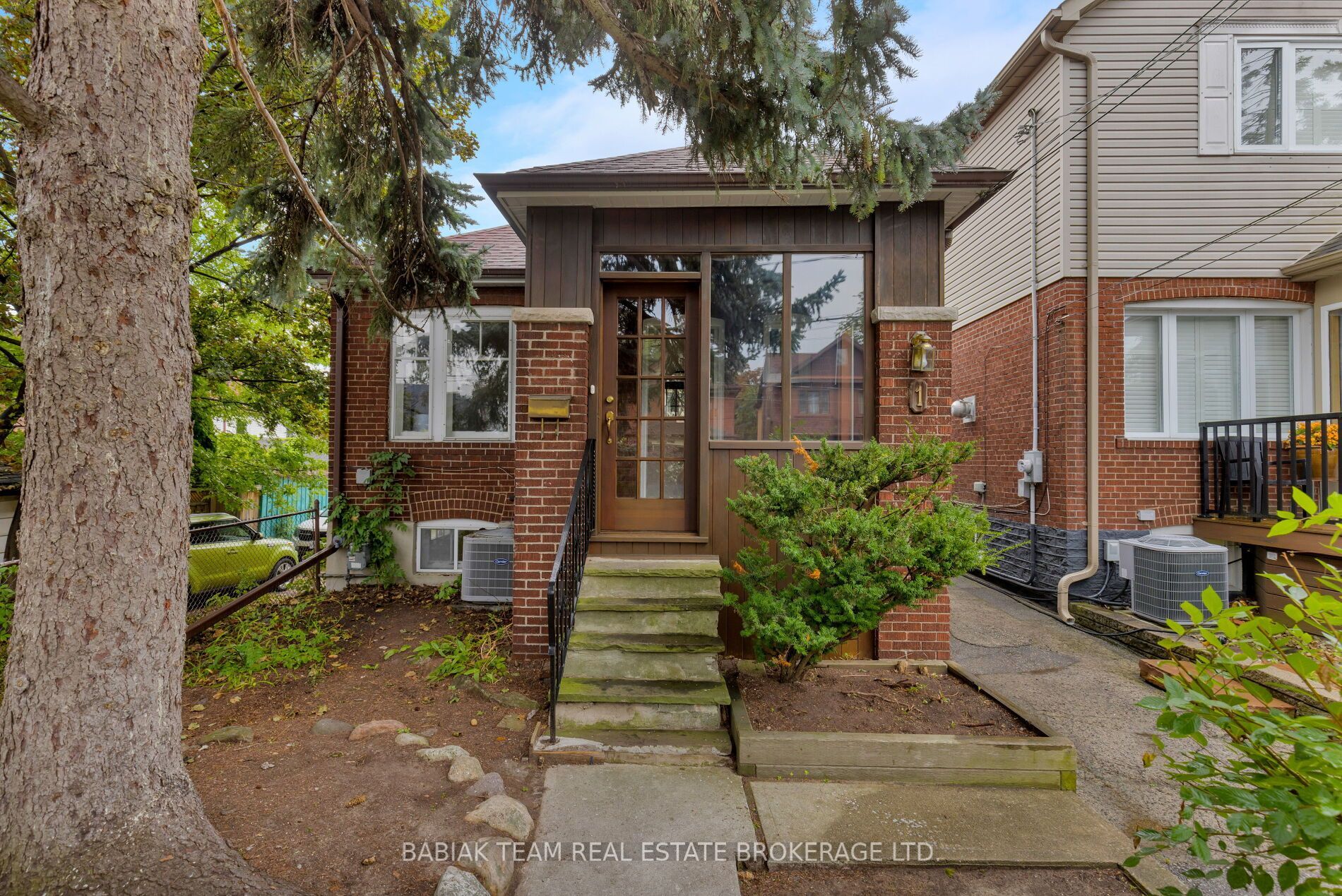 1 Rambert Crescent, Toronto, ON M6S 1E5