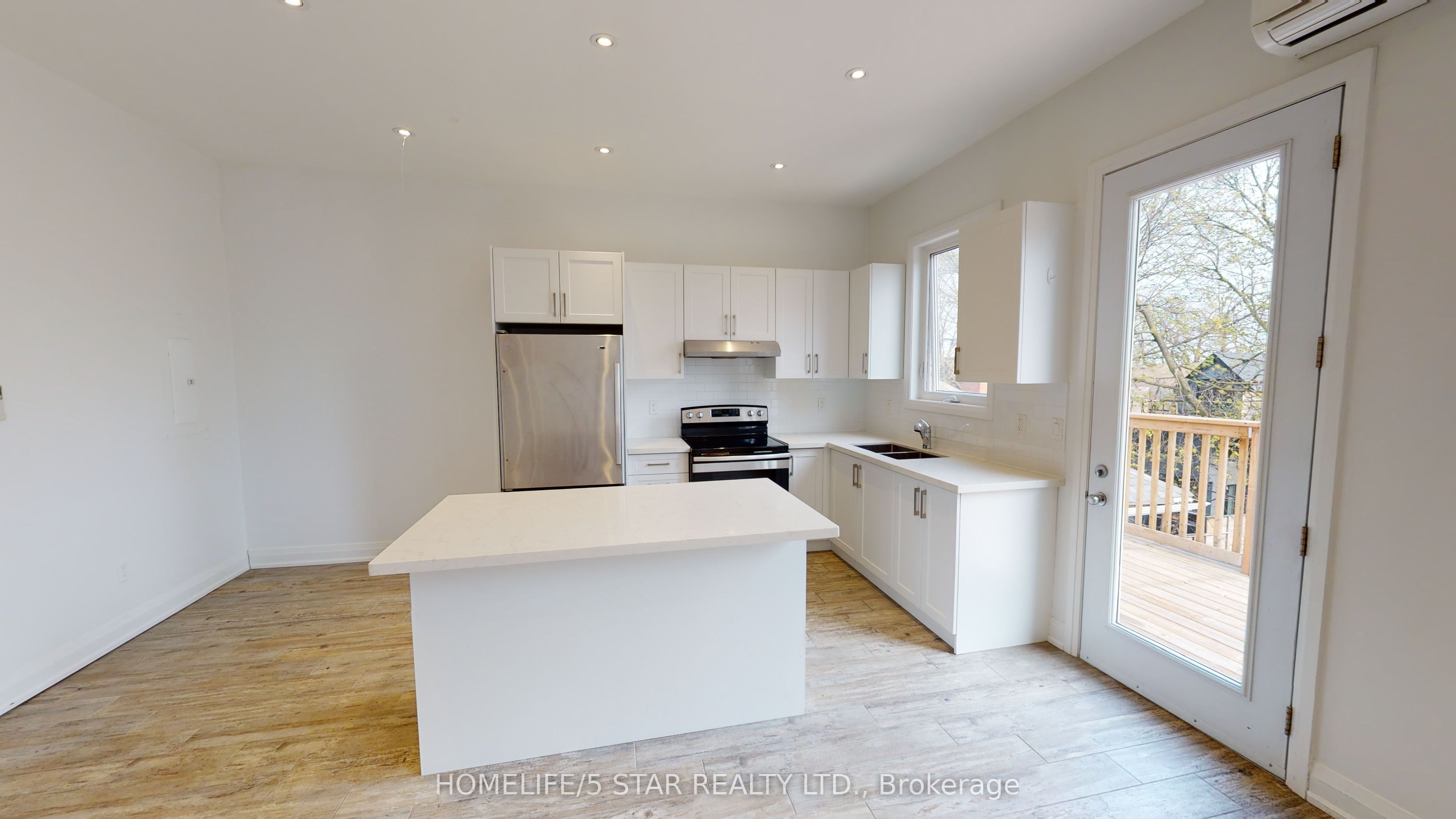 23 Temple Avenue Apt 3, Toronto, ON M6K 1C7 photo 3