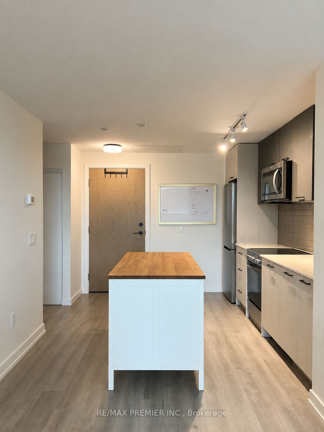 2300 St. Clair Avenue W 408, Toronto, ON M6N 0B3 photo 2