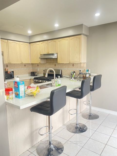 93 Tessler Crescent, Brampton, ON L6X 4X4 photo 5
