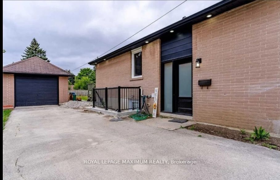 8 Lawrence Crescent Upper Level, Brampton, ON L6W 2P3
