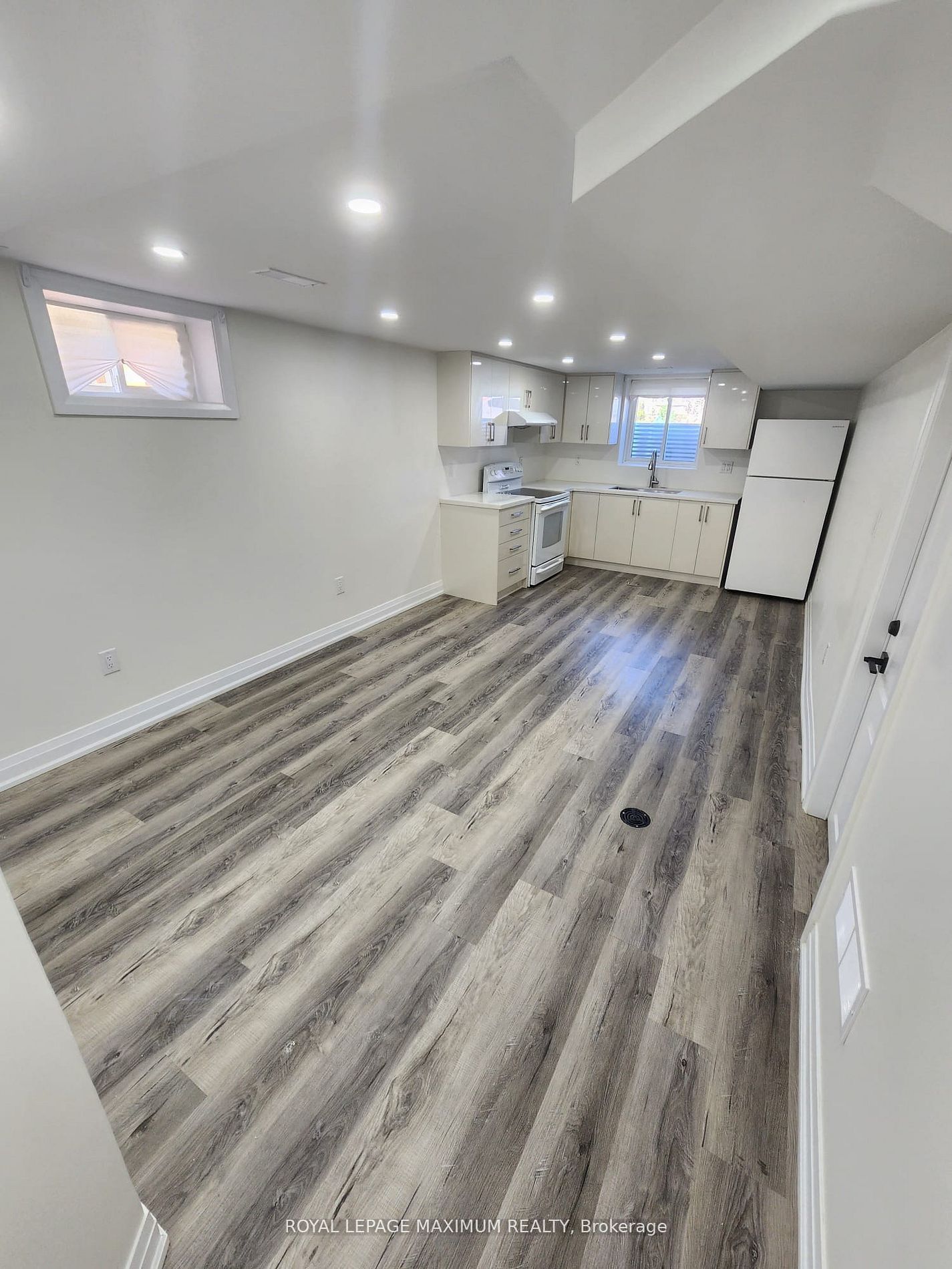 8 Lawrence Crescent Upper Level, Brampton, ON L6W 2P3 photo 2