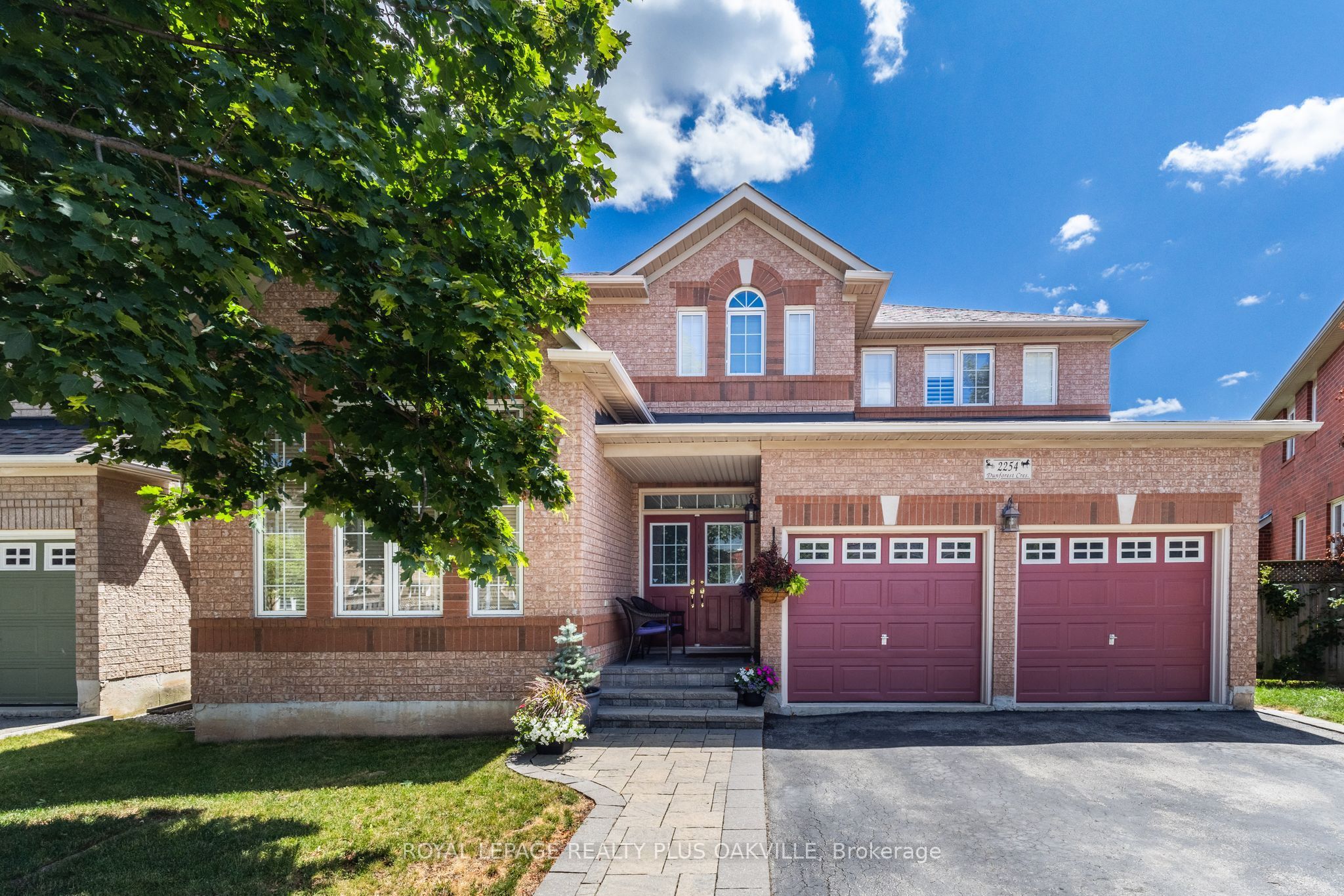 2254 Dunforest Crescent, Oakville, ON L6M 4X3