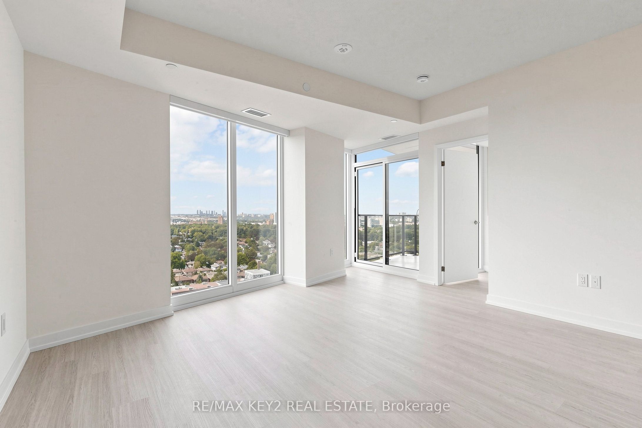 4010 Eglinton Avenue W 2004, Toronto, ON M9A 0G5 photo 2