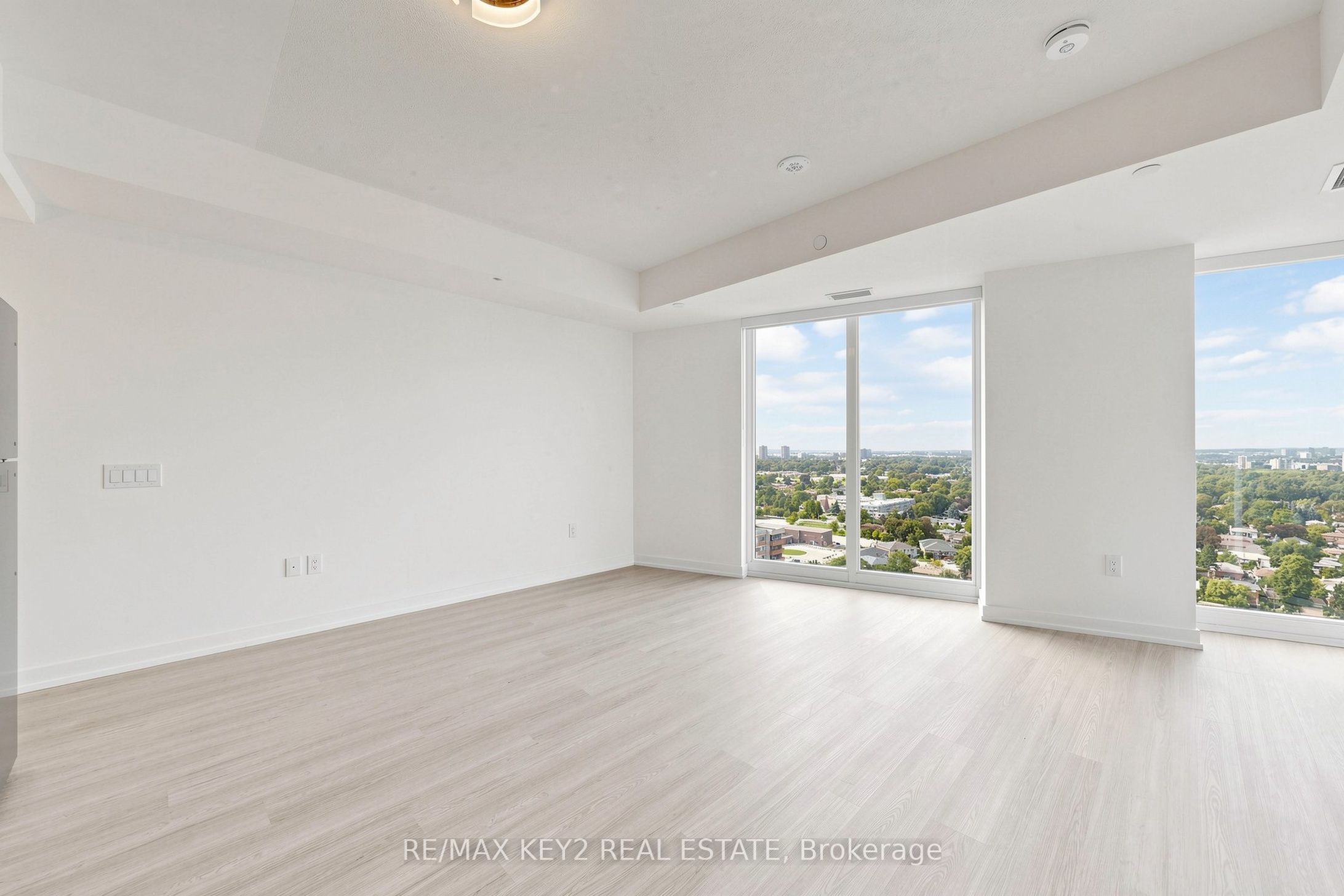4010 Eglinton Avenue W 2004, Toronto, ON M9A 0G5 photo 4