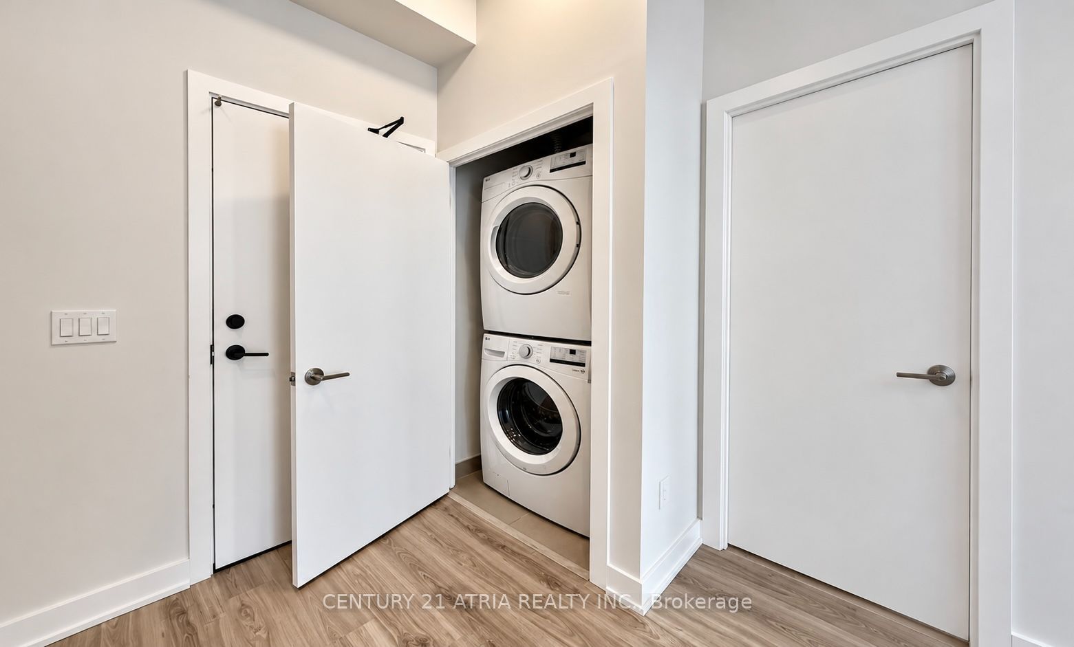430 Square One Drive 323, Mississauga, ON L5B 0L6 photo 4